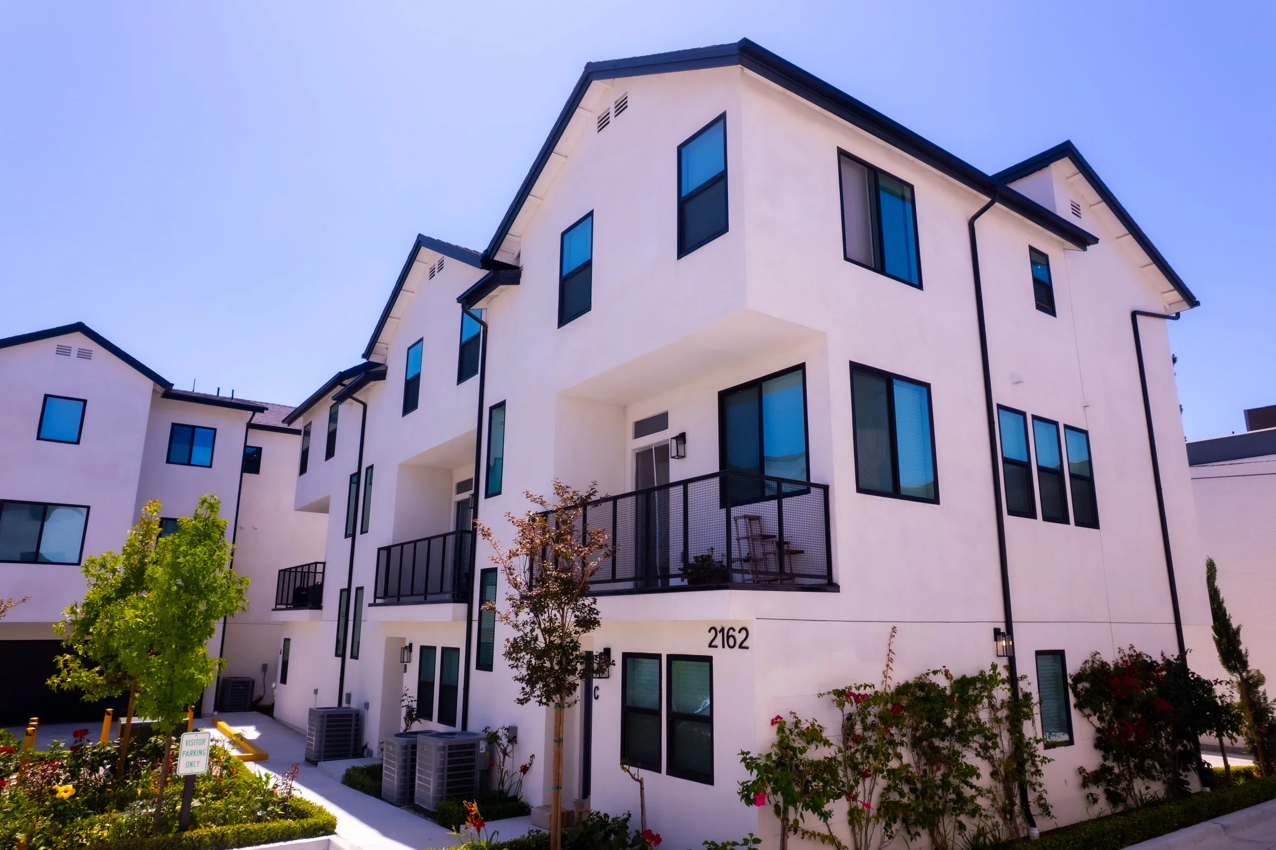 Acacia Residences, Lomita