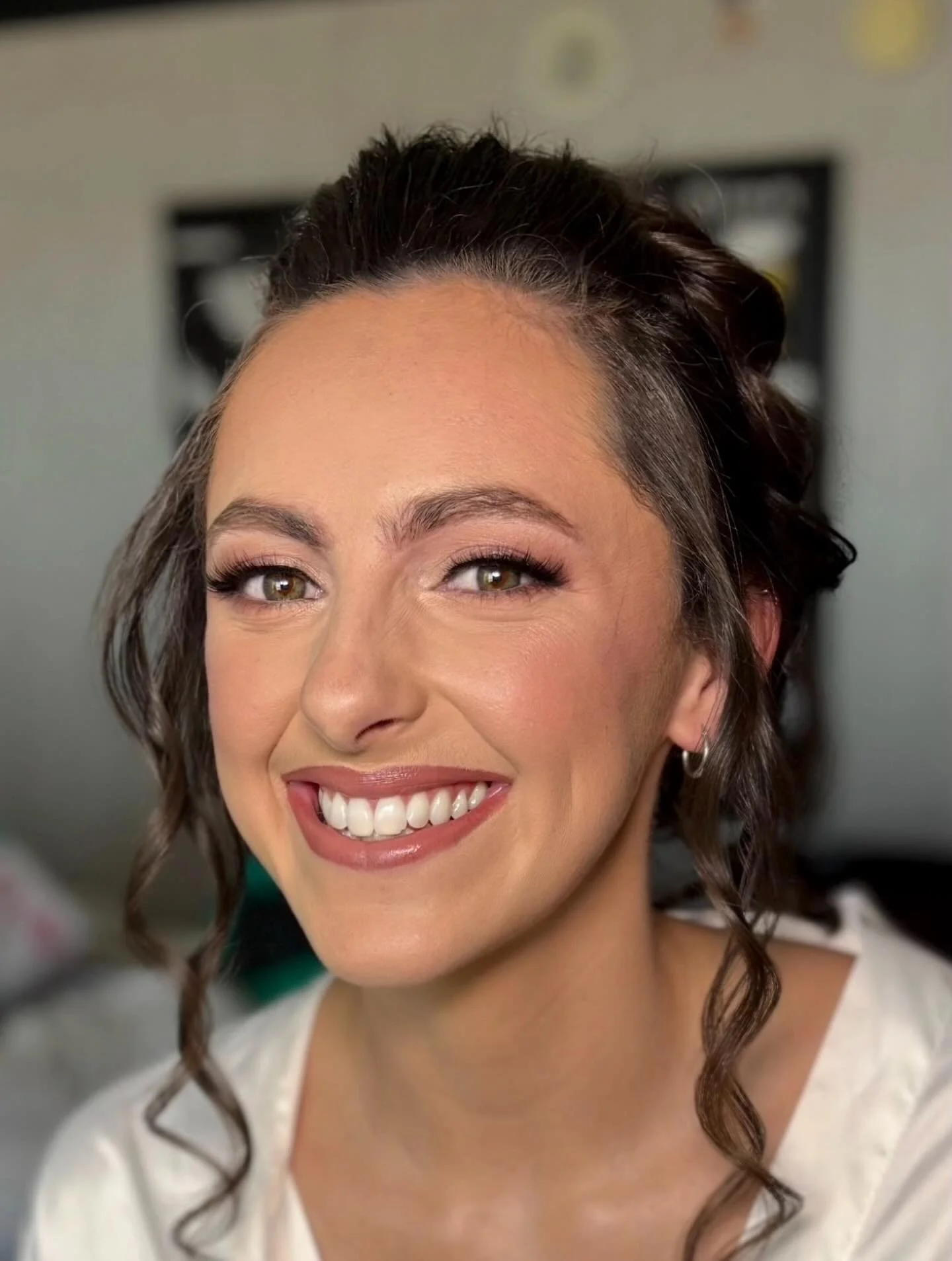 She wanted to feel radiant, confident, and completely like herself.
Not masked. Not transformed. Just elevated.

The goal was to preserve her features, not compete with them.
Soft definition through the eyes.
Even, velvety skin.
A lip that feels natu