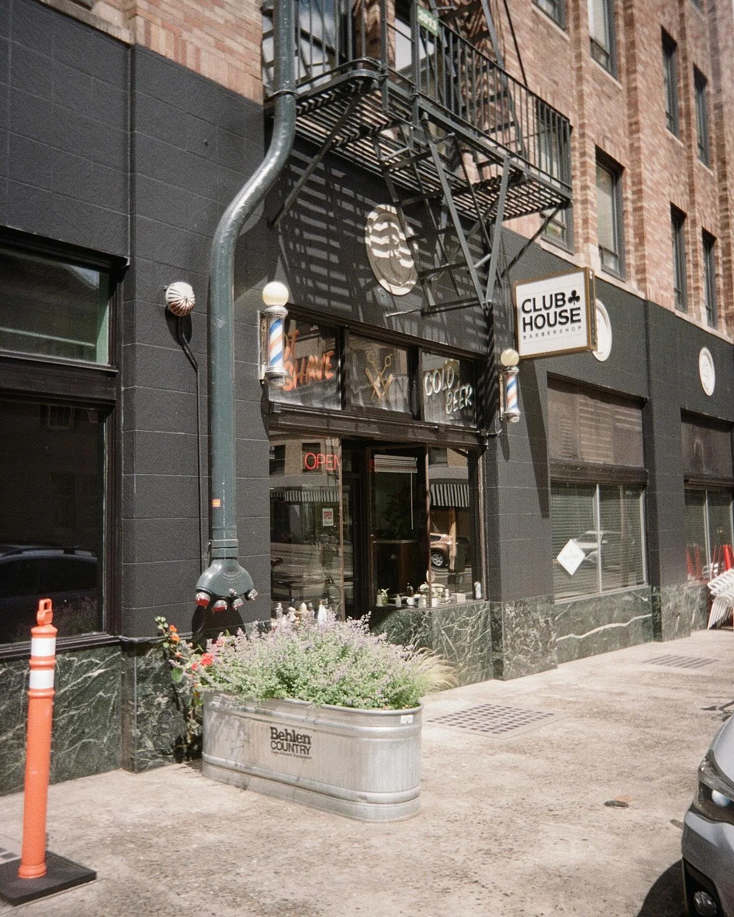 The joints open eight days a week &clubs;️ Call us or schedule online 🤙