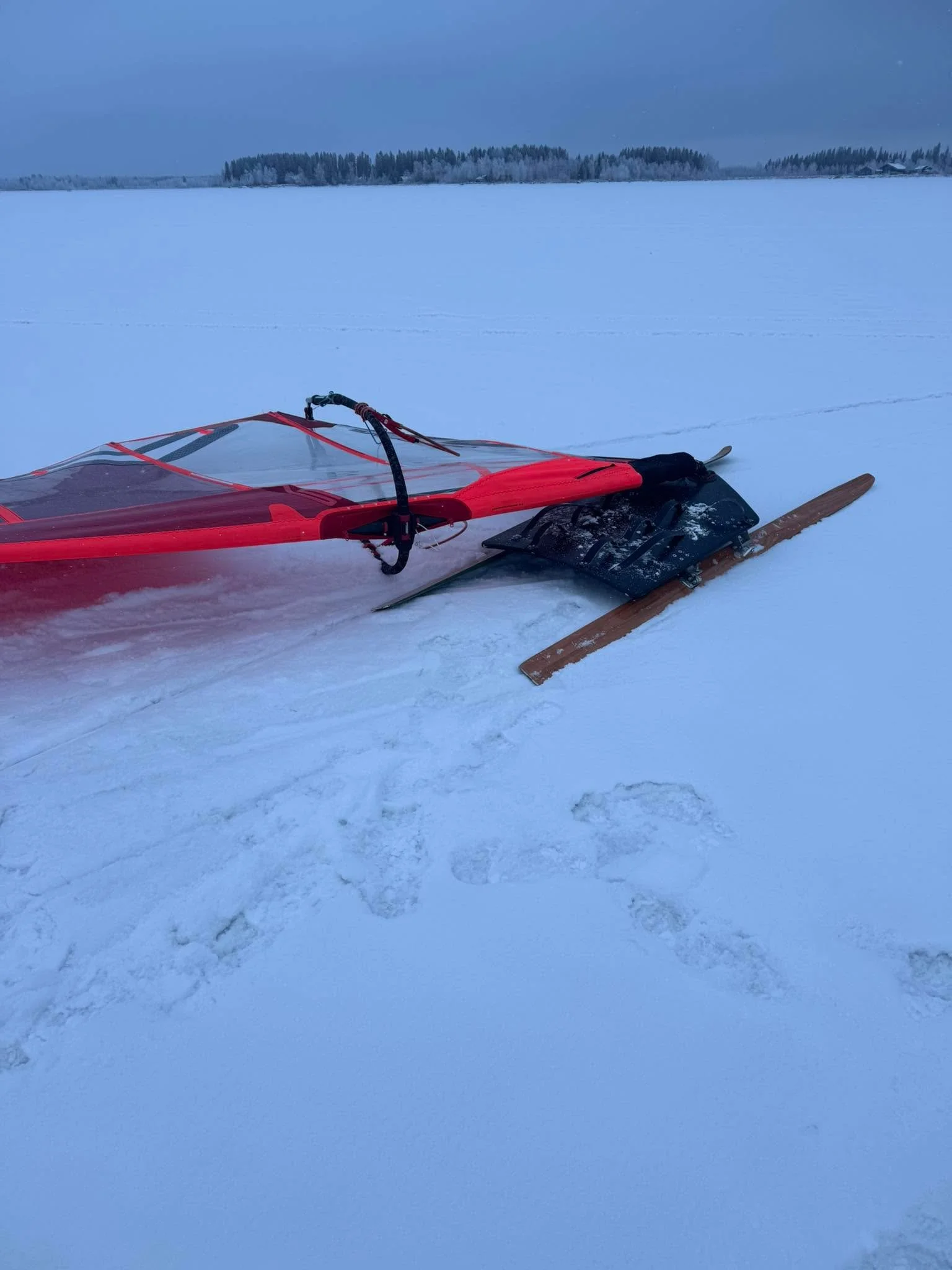 V&auml;lill&auml; t&auml;t&auml;kin. Again icewindsurf