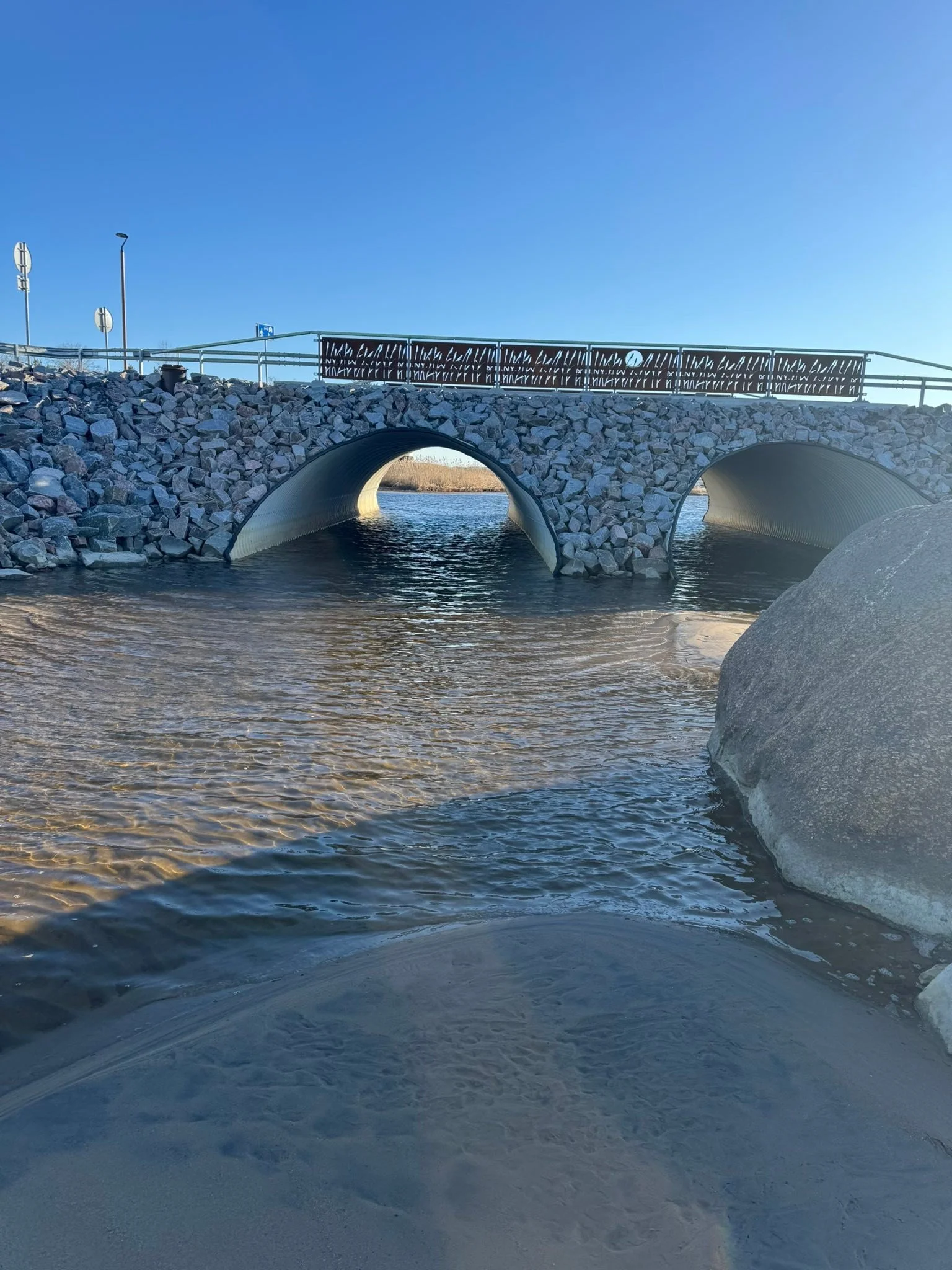 Tilanne t&auml;n&auml;&auml;n 8.4.2026 Keskuskarin rumpujen luona. Vaikka vesi on matalalla niin tulisihan sen virrata. Tosin t&auml;m&auml; on tiedossa ettei tuo etel&auml;n puoli tule pysym&auml;&auml;n auki vaikka siihen ruopataa uoma. Pohjukka on