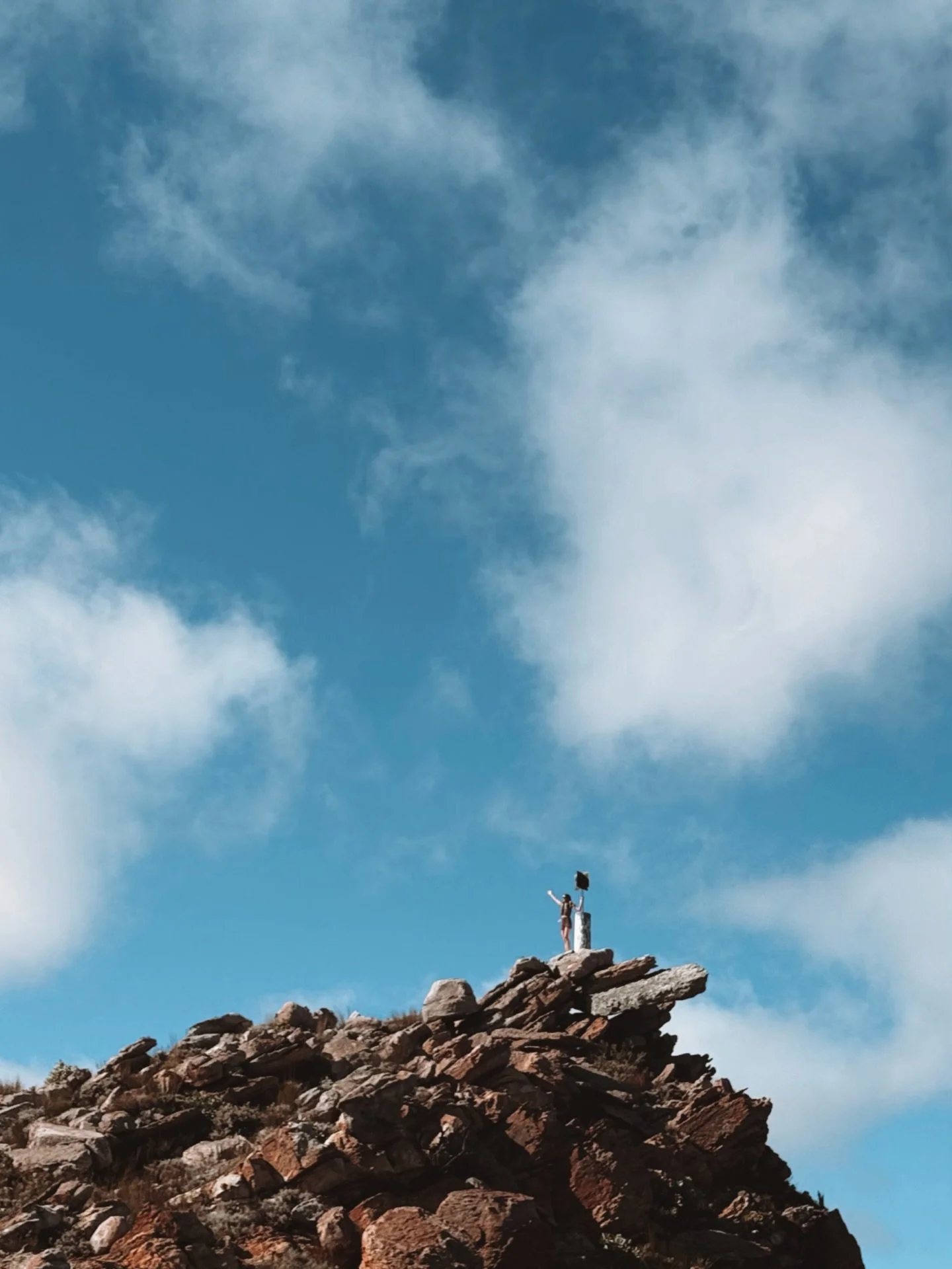 How lucky are we to live in a place where your weekend adventures look like this&hellip; 🏃🏼&zwj;♀️⛰️ ❤️🏜️

#trailrunninglife #trailrunningviews #trailrunner #capetownliving #capetownlife
