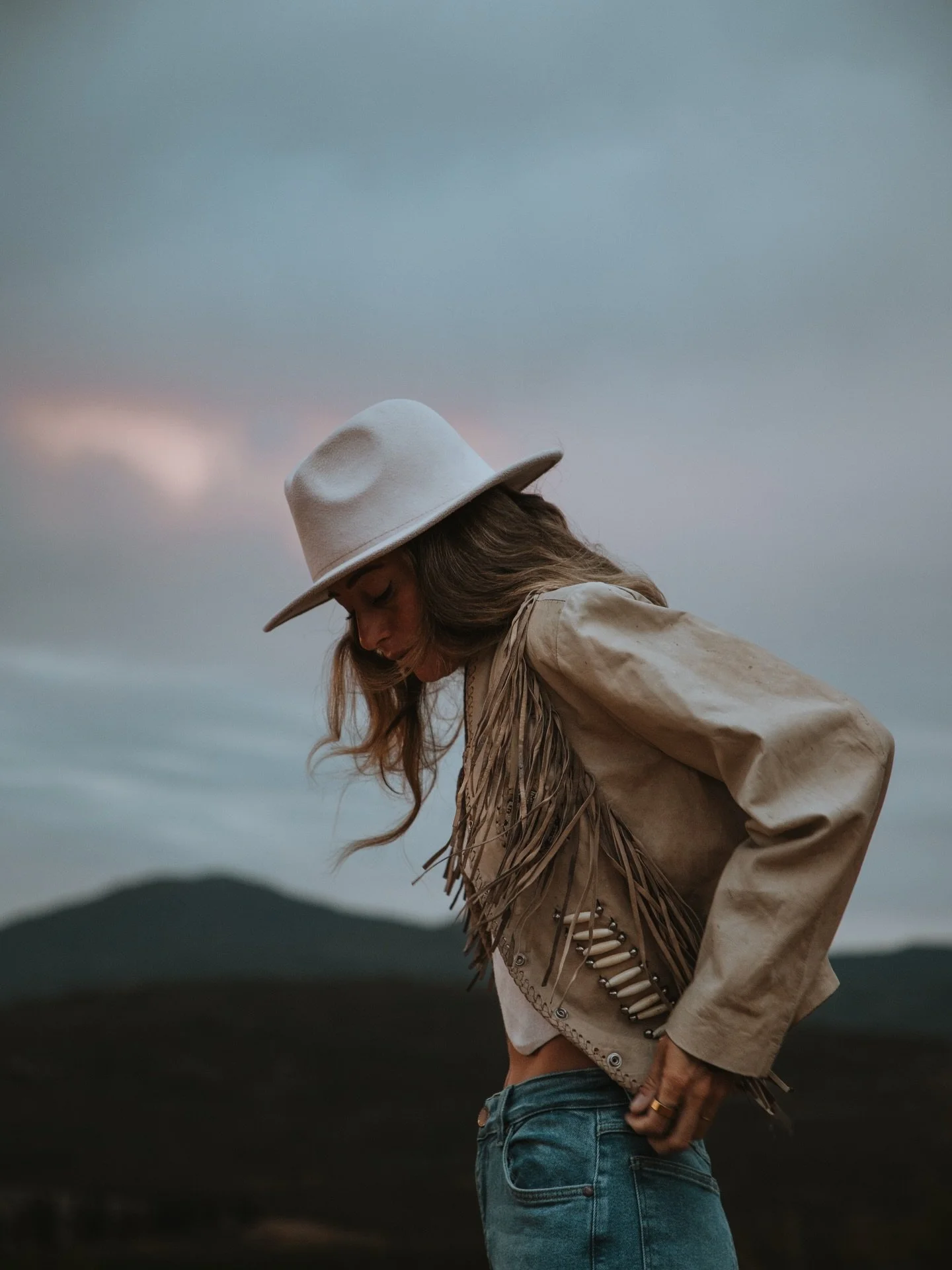 Country rockstar 🎸 with the muse @jannekescherpenhuyzen 🫶🏼

#fashionphotographers #ranchlifestyle #cowboylife