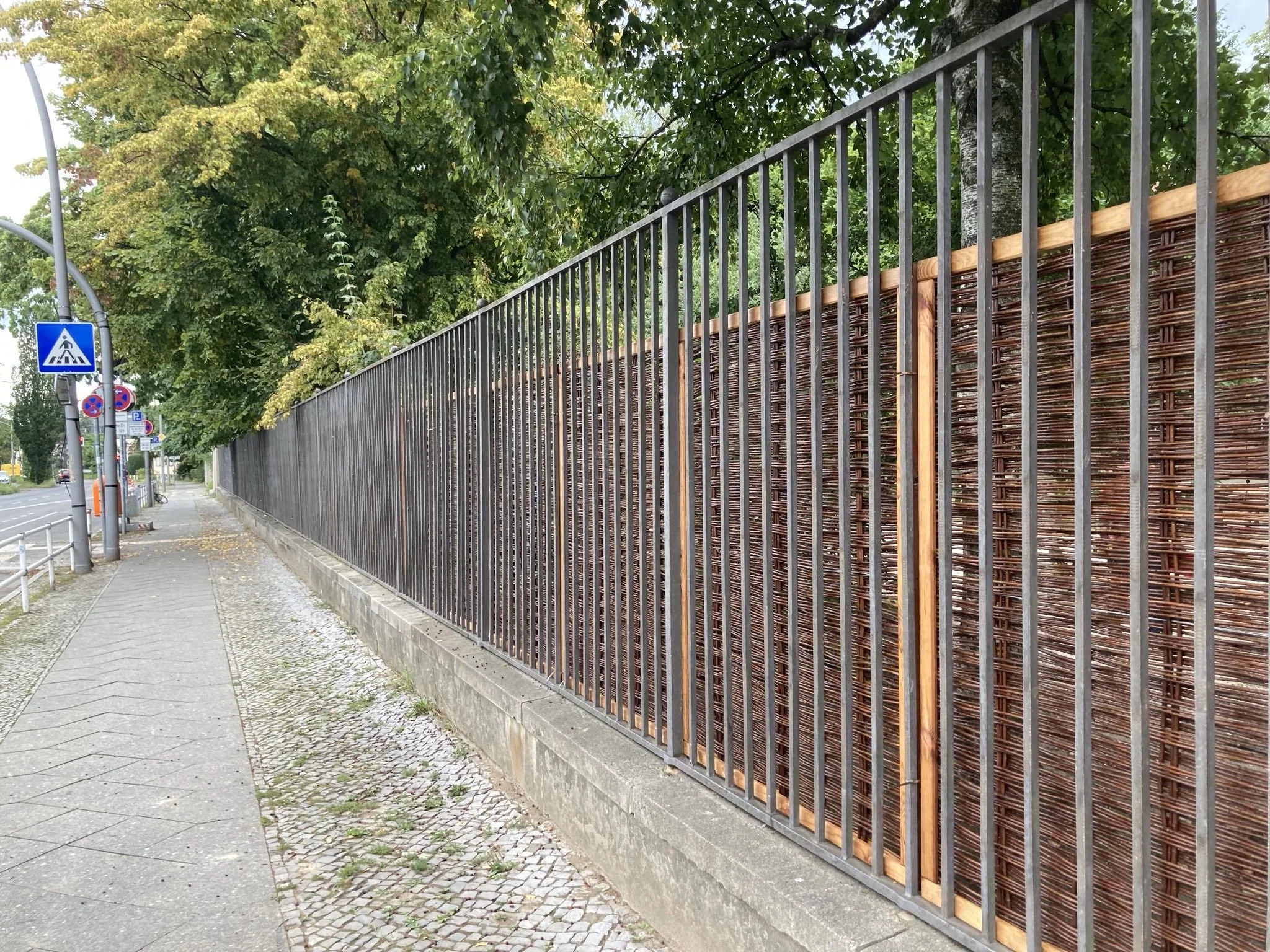 Ein natürlicher Sichtschutz für unseren Schulzaun!