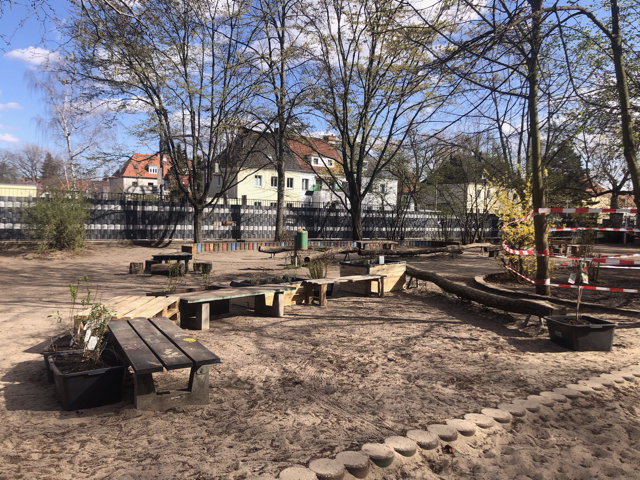 Schulhof_Hochbeet-Sitzecke_nachher.png