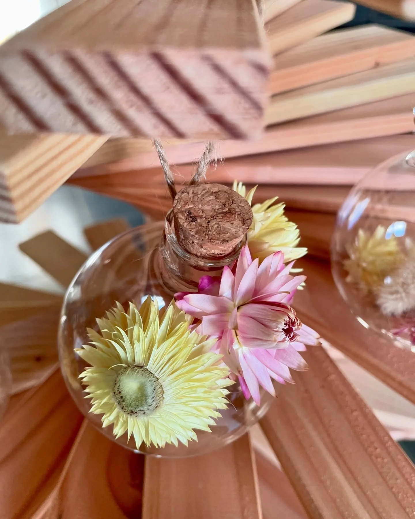 🎄 Boules de No&euml;l fleuries 🎄
🌸 COLLECTION VINTAGE 🌸
.Les couleurs pastel de cet assortiment lui conf&egrave;rent un esprit un peu vintage, comme les couleurs d&rsquo;une vieille photo (argentique) sur laquelle le temps aurait fait son effet. 