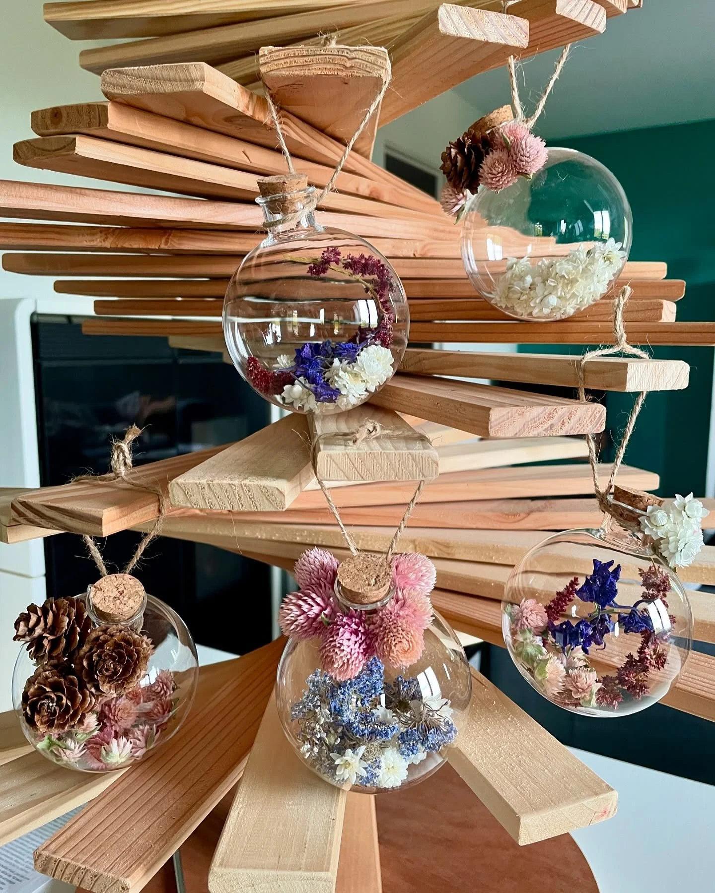 🎄 Boules de No&euml;l fleuries 🎄
❄️ COLLECTION HIVER ❄️ 
Inspir&eacute;e du soleil hivernal sur le manteau neigeux aux Fleurs de la Maison Bleue, cette collection est la quintessence m&ecirc;me de l&rsquo;hiver et des f&ecirc;tes de fin d&rsquo;ann