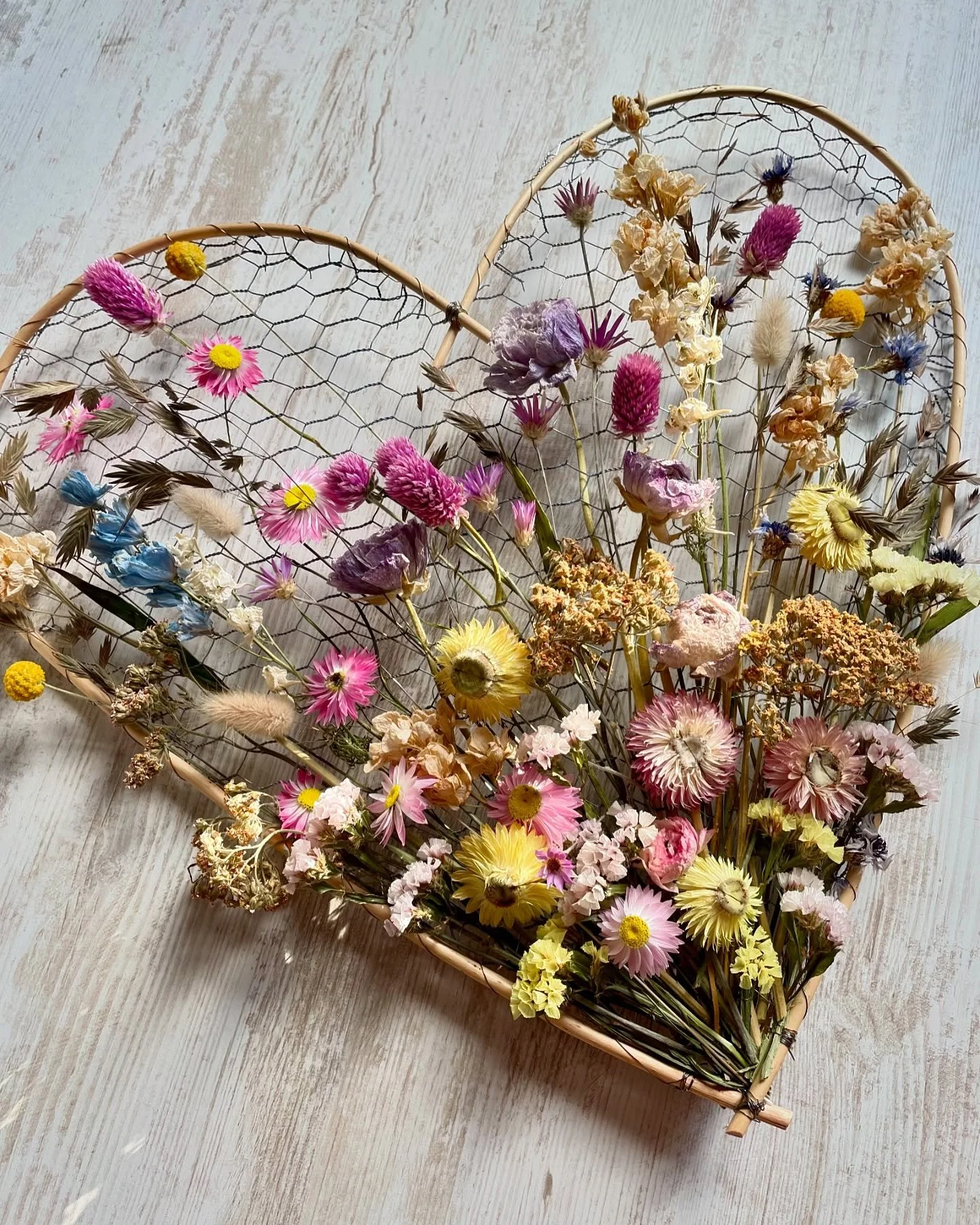 Tableau &laquo;&nbsp;Coeur fleuri&nbsp;&raquo; r&eacute;alis&eacute; sur commande &agrave; l&rsquo;occasion d&rsquo;un mariage ce weekend. 
.
Toutes mes cr&eacute;ations en fleurs s&eacute;ch&eacute;es (tableaux, couronnes, boules de No&euml;l) sont 