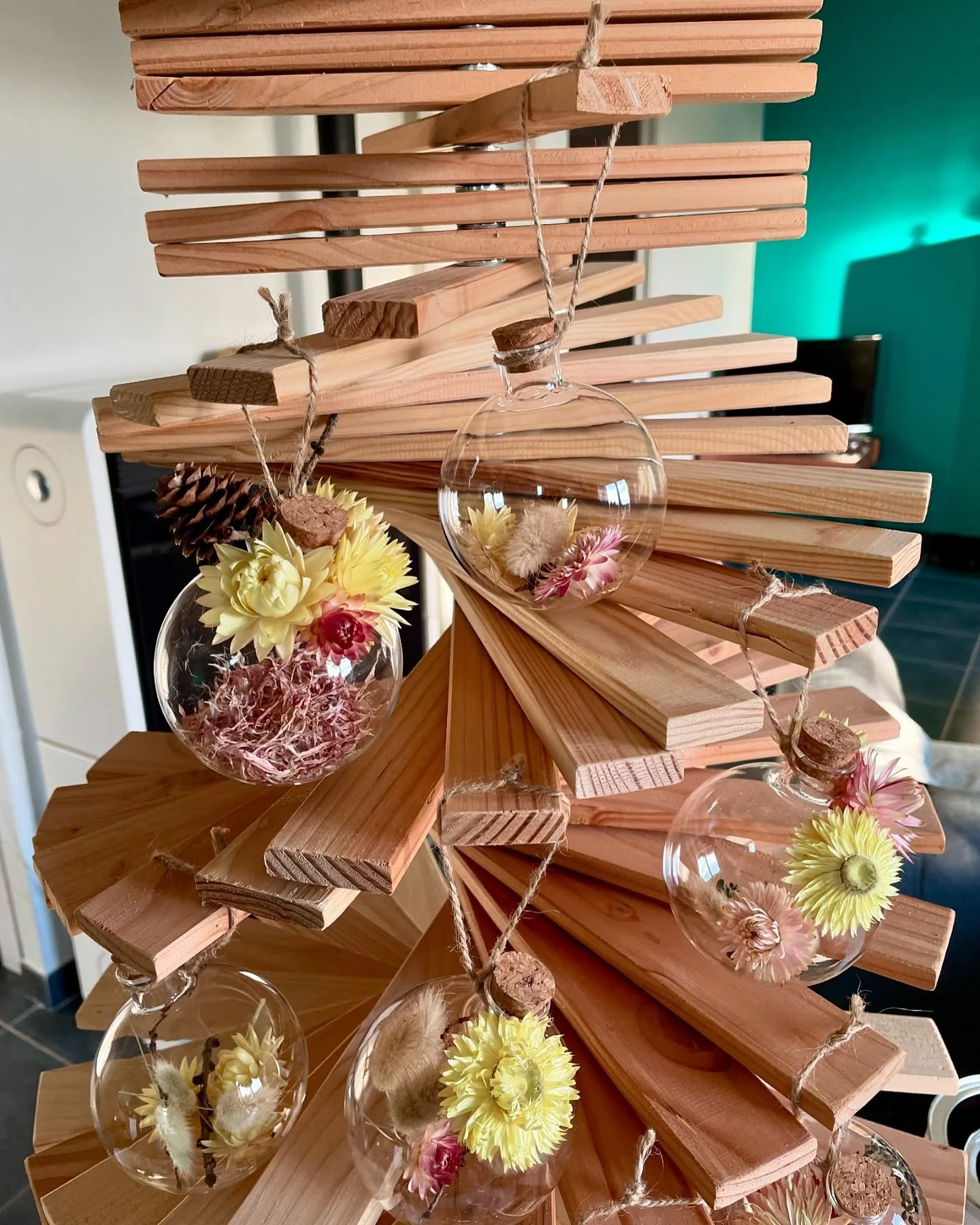 🎄 Boules de No&euml;l fleuries 🎄
Les sapins s(er)ont bient&ocirc;t de sortie et je vous propose cette ann&eacute;e &agrave; nouveau de les fleurir 🌸 !
.
Des ornements de No&euml;l en mode &eacute;co-responsable : boules en verre de 8cm orn&eacute;