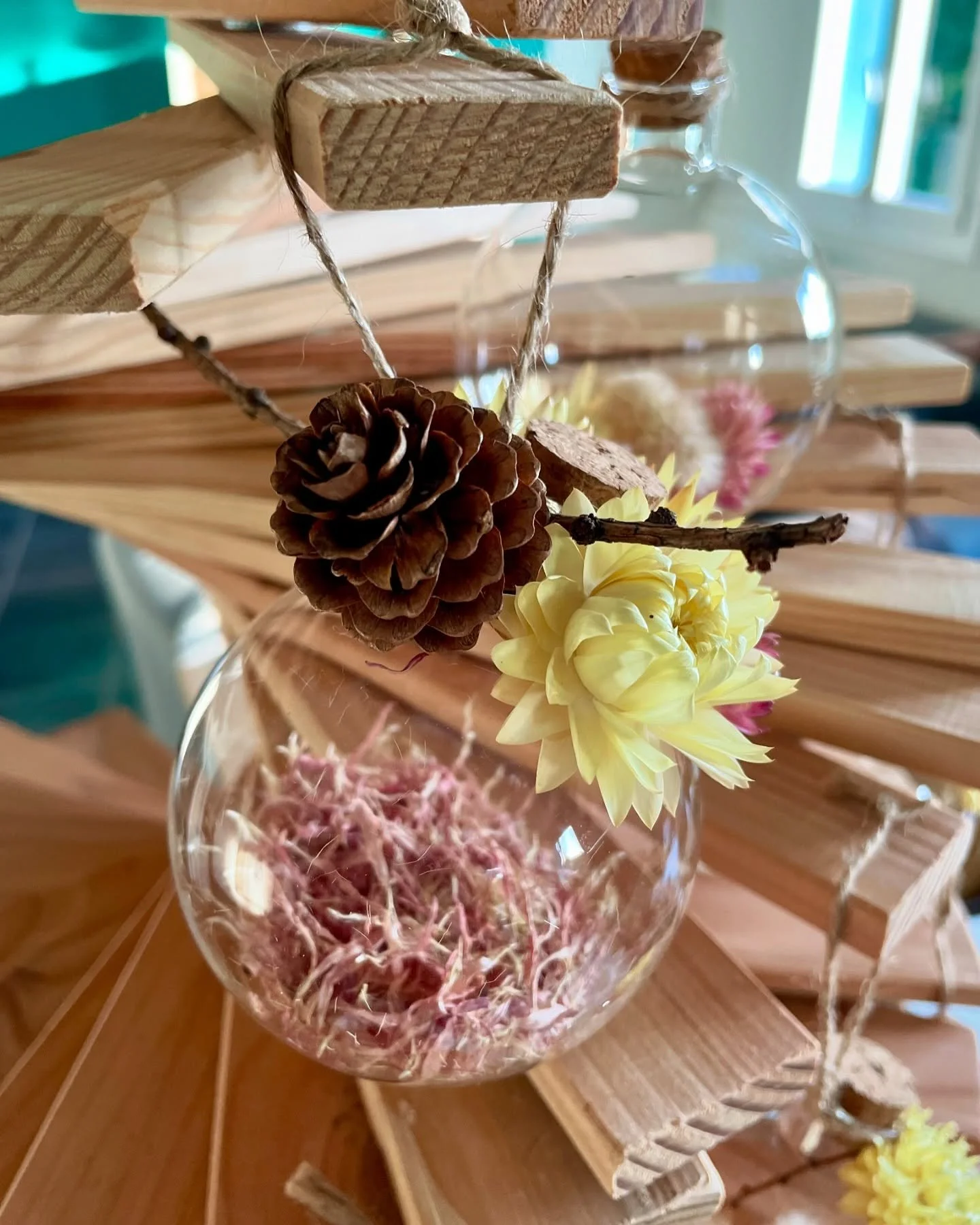 🎄 Boules de No&euml;l fleuries 🎄
🌸 COLLECTION VINTAGE 🌸
.
Bo&icirc;te de 5 boules en verre d&eacute;cor&eacute;es de fleurs s&eacute;ch&eacute;es en jaune et rose + 1 &eacute;toile en bois offerte 💫 27&euro;
.
Assortiment de boules d&eacute;cor&