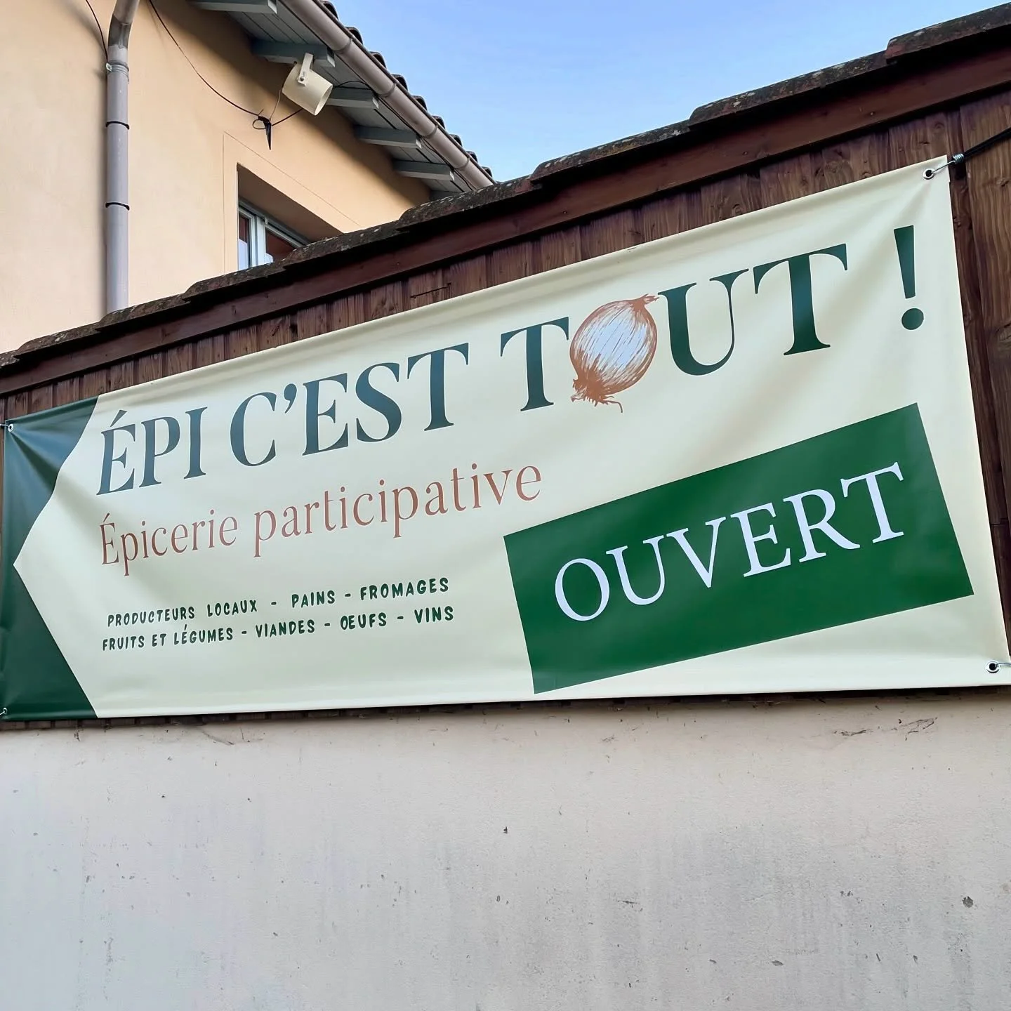 Retrouvez les bouquets secs color&eacute;s et les bo&icirc;tes de boules de No&euml;l fleuries &agrave; l&rsquo;&eacute;picerie participative &Eacute;pi c&rsquo;est tout &agrave; Saint Bonnet le Chastel. 
.
Ouverture les mercredis de 16h30 &agrave; 1