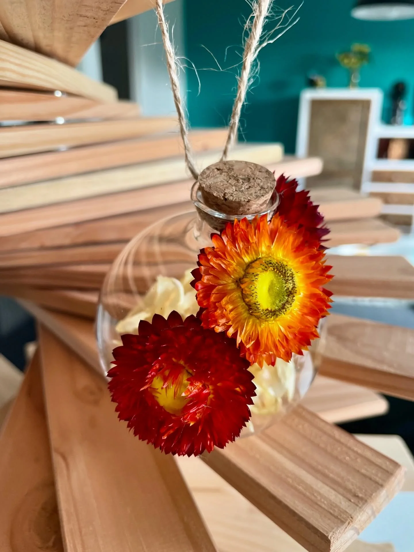 3 derni&egrave;res bo&icirc;tes disponibles pour les boules &laquo;&nbsp;R&eacute;tro&nbsp;&raquo; en rouge cuivr&eacute;, orange/jaune dor&eacute;, avec une touche de rose ! 5 boules en verre fleuries + 1 &eacute;toile en bois offerte = 27 euros. 
.