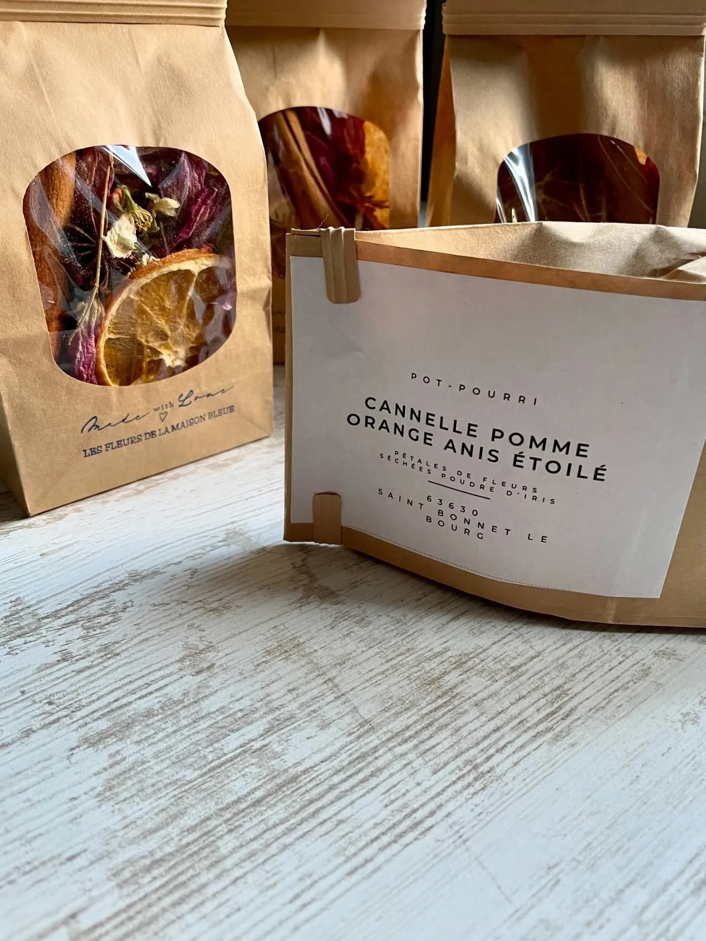 Ce weekend retrouvez-moi au march&eacute; de No&euml;l de DORANGES ~ &ccedil;a commence vendredi soir mais moi j&rsquo;y serai samedi de 14h &agrave; 20h, et dimanche de 10h &agrave; 18h !
L&rsquo;occasion de trouver vos derniers cadeaux !
.
.
.
.
#f