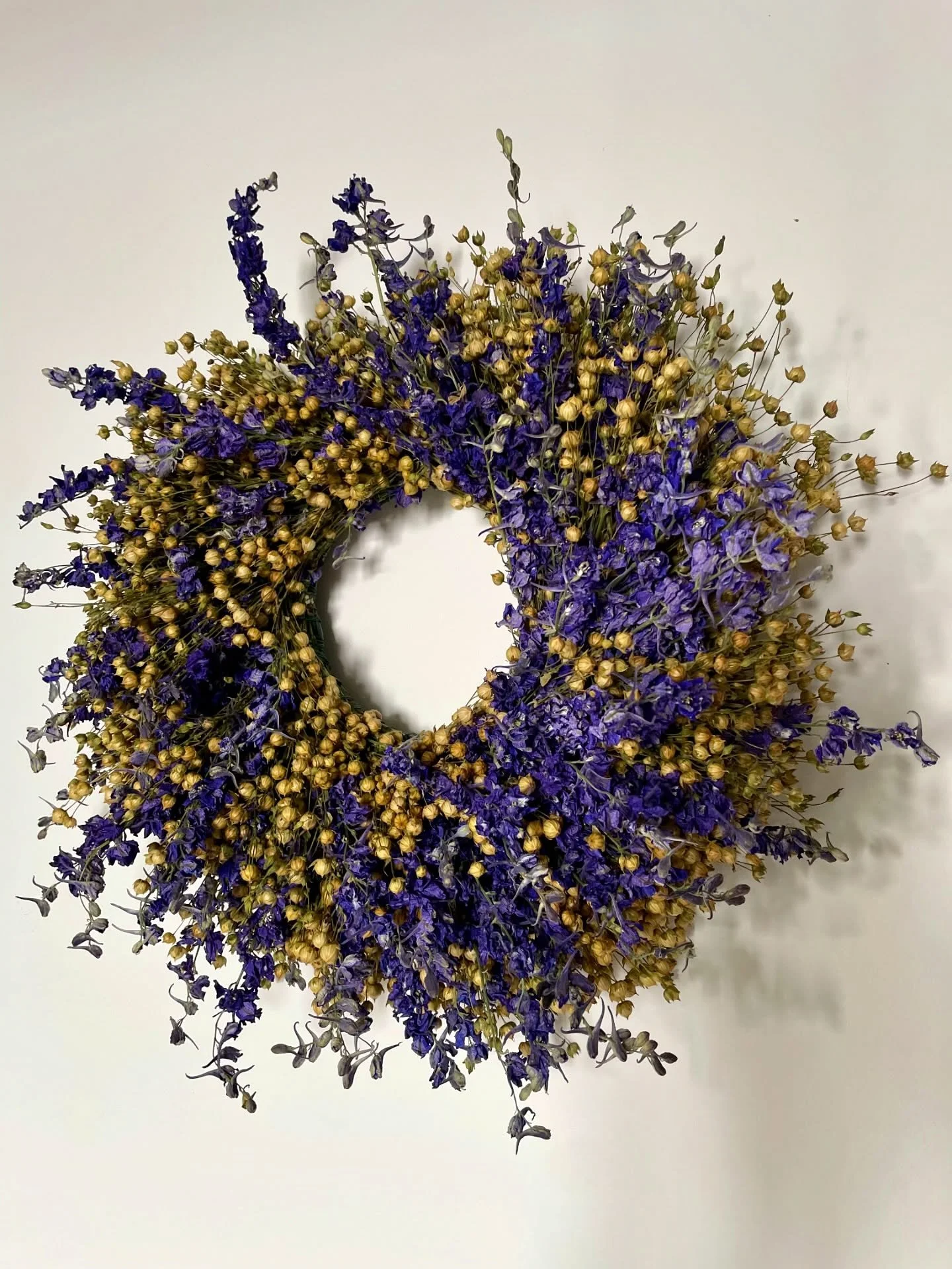 Aujourd&rsquo;hui, la couronne &laquo;&nbsp;Koko Indigo&nbsp;&raquo; rejoint la boutique @lesadroits &agrave; Ambert ! En bleu, en rose, ou en m&eacute;lange de couleurs, vous trouverez dans cette jolie boutique la couronne parfaite pour votre int&ea