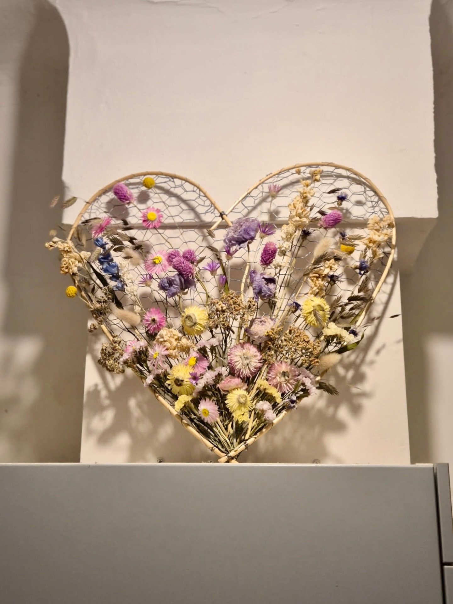 Mes fleurs dans votre int&eacute;rieur&hellip; merci pour la photo !
Je vous souhaite de tr&egrave;s belles f&ecirc;tes de fin d&rsquo;ann&eacute;e &agrave; tous.tes.
.
.
.
#fleurslocales #fleurslocalesetdesaison #fleurssechees #fleurss&eacute;ch&eac