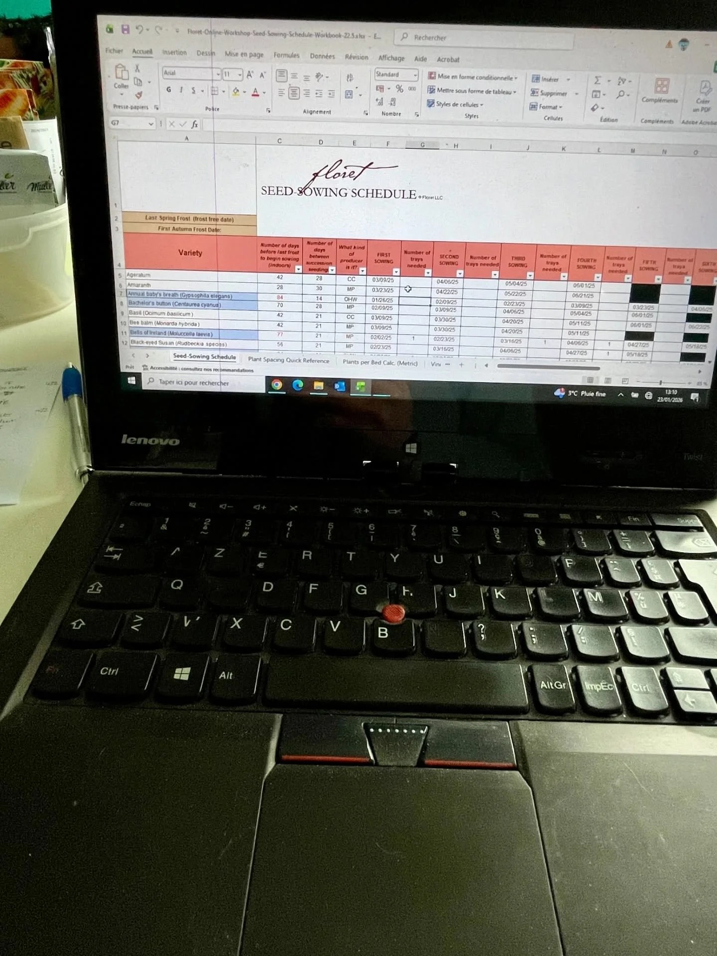 Une saison de fleurs, c&rsquo;est beaucoup de pr&eacute;paration. 
Plan des jardins, planning de semis, inventaire et commande de graines, tout est calcul&eacute; l&rsquo;hiver, pendant qu&rsquo;il neige ⛄️. Et les semis d&eacute;marrent d&egrave;s m