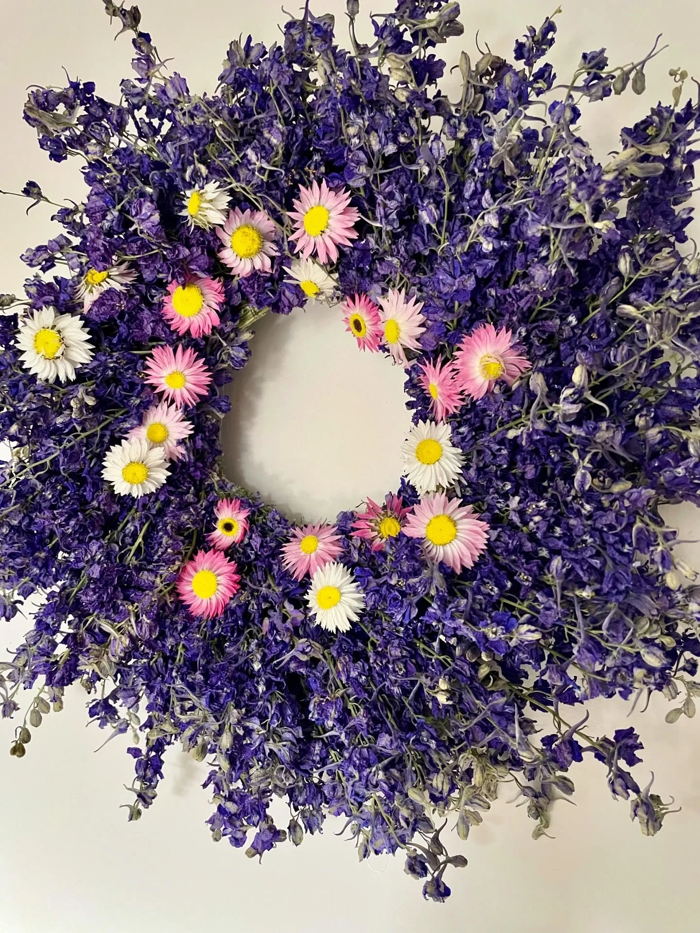 💙 Disponible d&egrave;s demain mardi &agrave; la boutique @lesadroits &agrave; Ambert (avant-derni&egrave;re semaine d&rsquo;exposition) 💙 ou sur le site www.lesfleursdelamaisonbleue.fr 
.
Bonne semaine &agrave; tous.tes 
.
.
.
#fleurss&eacute;ch&e