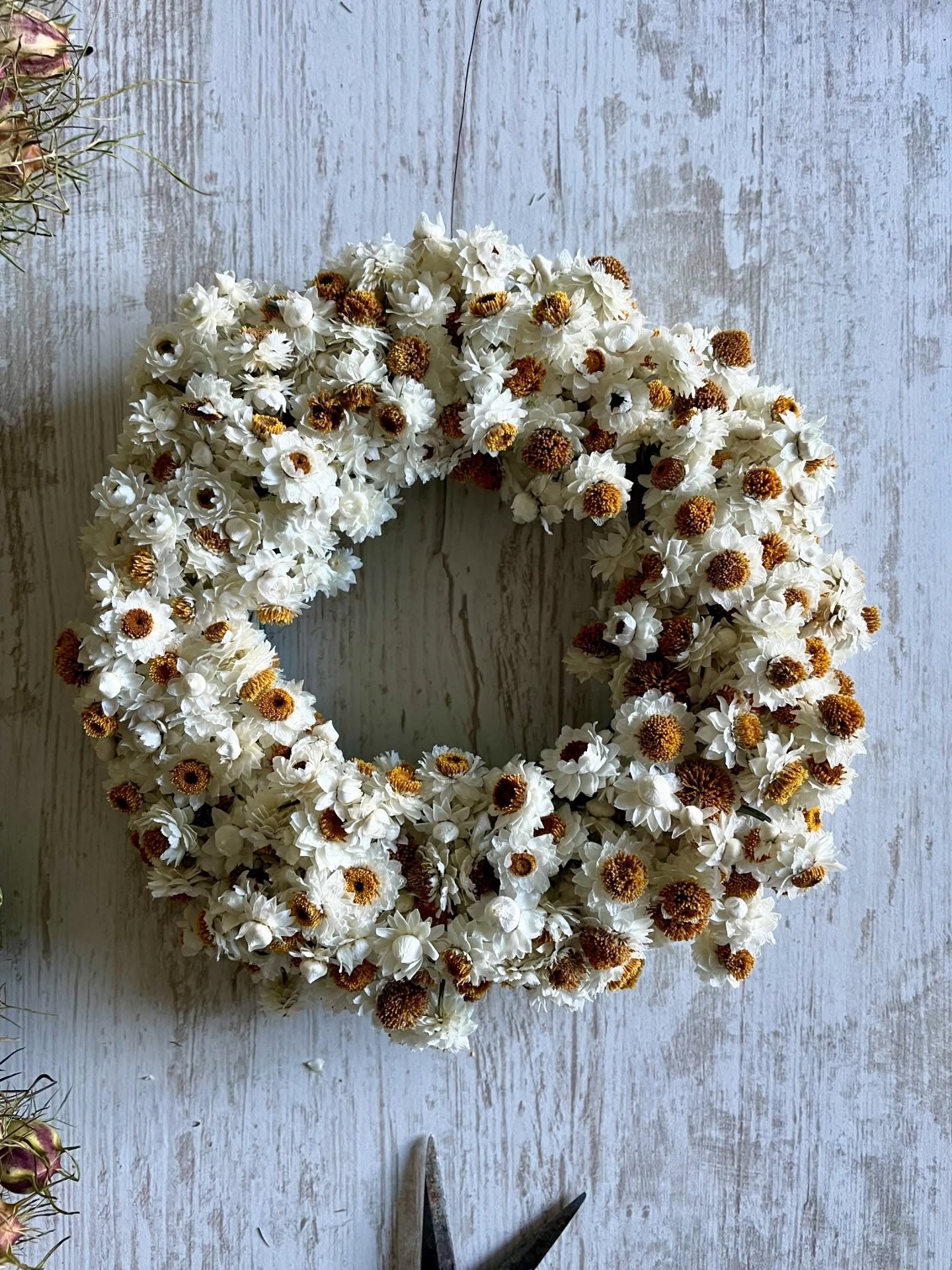 Ce vendredi 13 mars je vous retrouve &agrave; la boutique @lesadroits &agrave; Ambert avec des nouveaut&eacute;s printani&egrave;res ! Des couronnes petits formats &agrave; suspendre, ou &agrave; poser. 
.
Dernier mois d&rsquo;exposition &agrave; la 