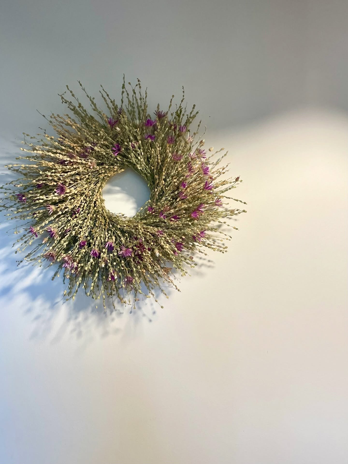 💜 Disponible d&egrave;s samedi 4 avril &agrave; la boutique @artizon43 &agrave; Craponne 💜 ou sur le site www.lesfleursdelamaisonbleue.fr d&egrave;s aujourd&rsquo;hui.
.
Artizon est une boutique de cr&eacute;ateurs ouverte du mercredi au samedi de 