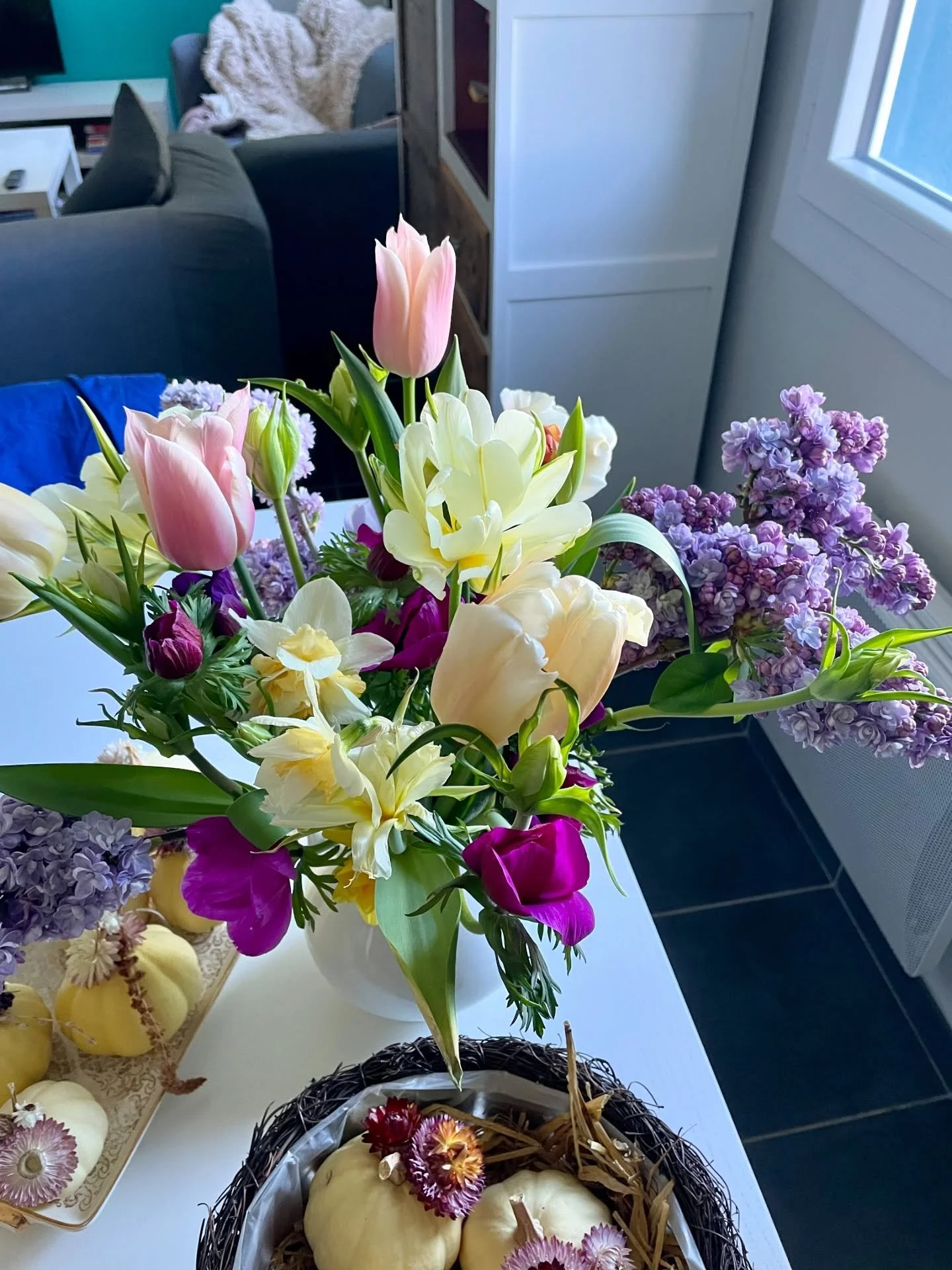 Bouquets d&rsquo;an&eacute;mones et/ou tulipes disponibles sur commande/r&eacute;servations au 0609860497 ou par message. 
.
Bon vendredi !
.
.
.
#fleurslocales #fleurslocalesetdesaison #parclivradoisforez #auvergne #producteurdefleurs