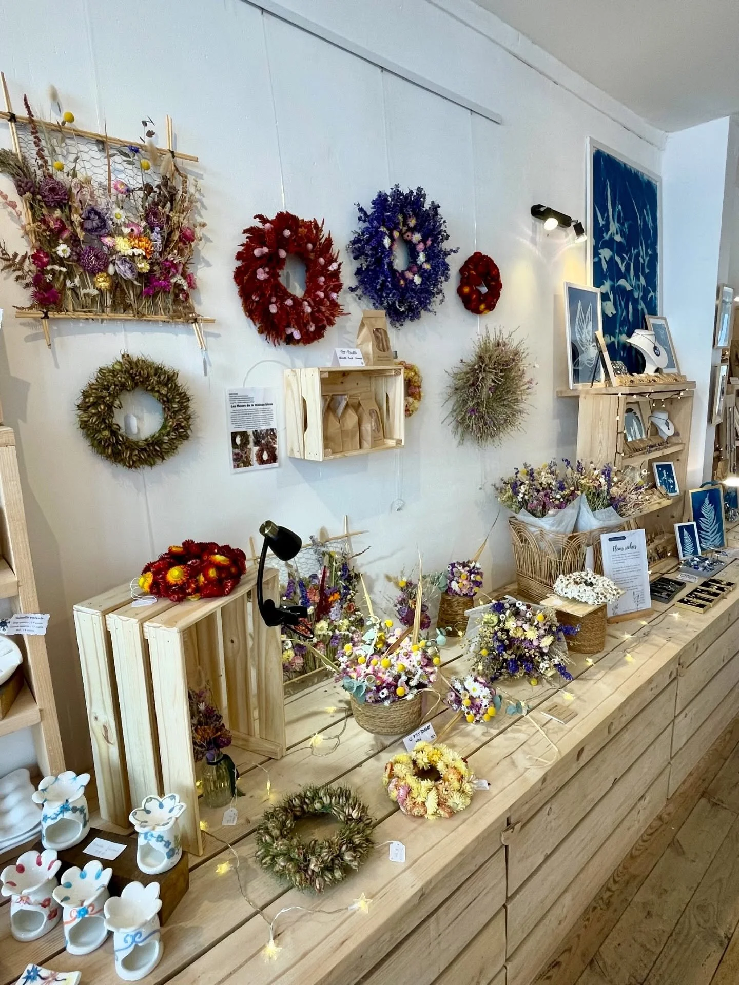 ✨ BOUTIQUE DE CR&Eacute;ATEURS ASSOCI&Eacute;S ✨
La boutique @artizon43 &agrave; Craponne-sur-Arzon (43) regroupe 17 cr&eacute;ateurs/artisans auvergnats cette saison. 
C&eacute;ramique, cyanotype, pyrogravure, cuir, baumes, textiles, savons au lait 