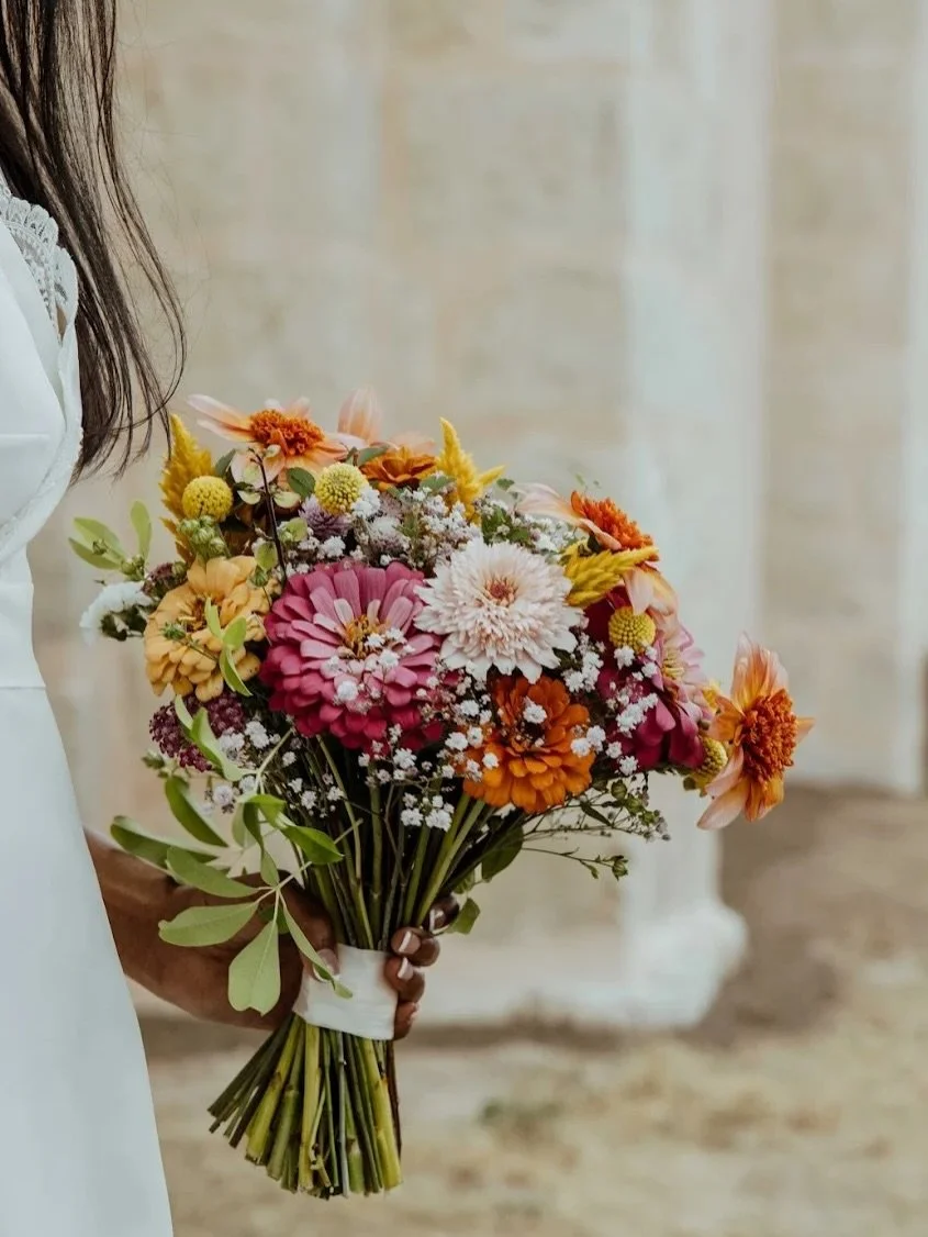 ✨ BOUQUET DE MARI&Eacute;E ✨
Retour sur une belle journ&eacute;e d&rsquo;ao&ucirc;t 2025 avec ce bouquet que j&rsquo;ai eu le plaisir de confectionner pour une c&eacute;r&eacute;monie civile &agrave; la mairie de Saint-Bonnet-le-Bourg. 
.
📸 fournies