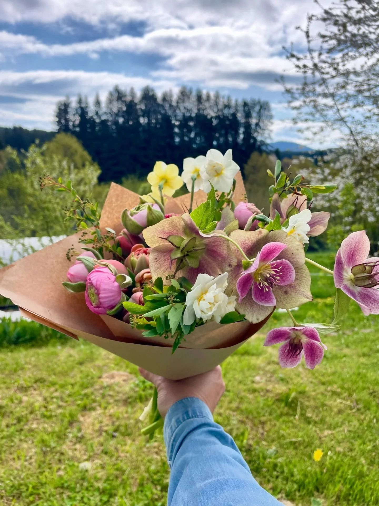 ✨ BOUQUETS DE TULIPES ✨
Bouquets mixtes &agrave; partir de 25 &euro;, cartes bouquet, bouquets d&rsquo;abonnement&hellip; r&eacute;servations au 0609860497 ou par sms. Bon weekend &agrave; tous.tes !
(les tulipes s&rsquo;allongent dans le vase, et so