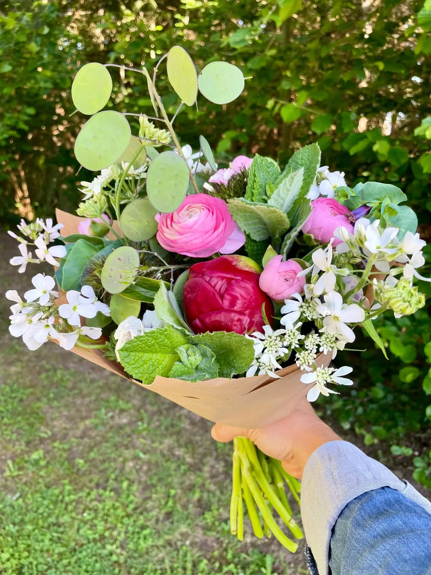 ✨ F&Ecirc;TE DES M&Egrave;RES ✨
C&rsquo;est dimanche ! Commande/r&eacute;servations jusqu&rsquo;&agrave; demain matin (samedi) 8h00. 
Bonne journ&eacute;e ensoleill&eacute;e 😎 
.
.
.
#fleurslocales #fleurslocalesetdesaison #floriculture #productrice