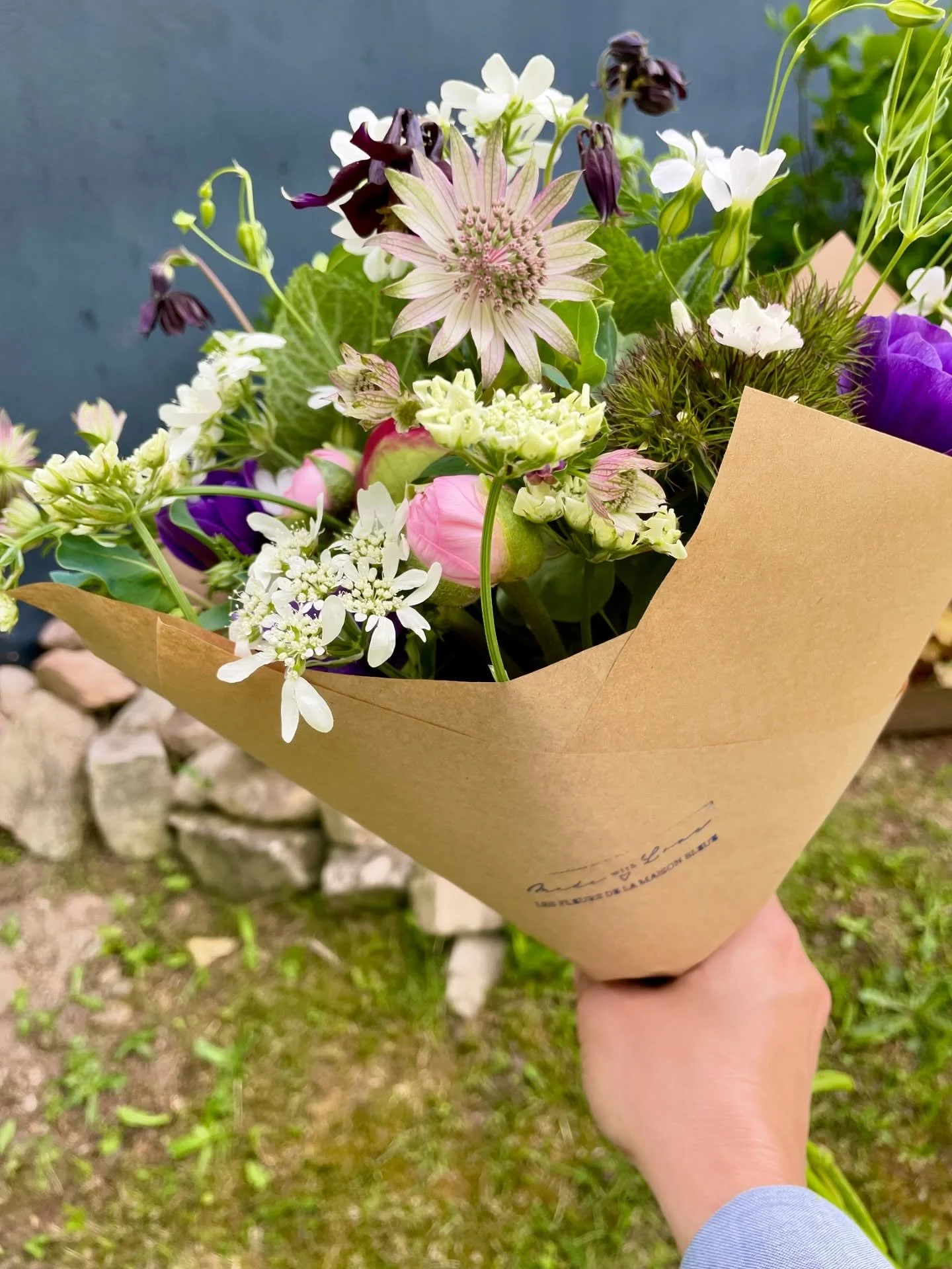 ✨ F&Ecirc;TE DES M&Egrave;RES ✨
C&rsquo;est demain ! Commande/r&eacute;servations encore possibles jusqu&rsquo;&agrave; cet apr&egrave;s-midi (16h). 
Bonne journ&eacute;e ensoleill&eacute;e 😎 
.
.
.
#fleurslocales #fleurslocalesetdesaison #floricult