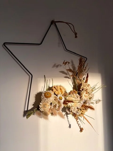 Couronne étoile en fleurs séchées (5).jpeg
