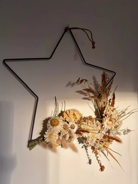 Couronne étoile en fleurs séchées (6).jpeg