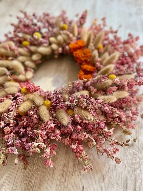 Octobre rose couronne fleurs séchées (6).jpg