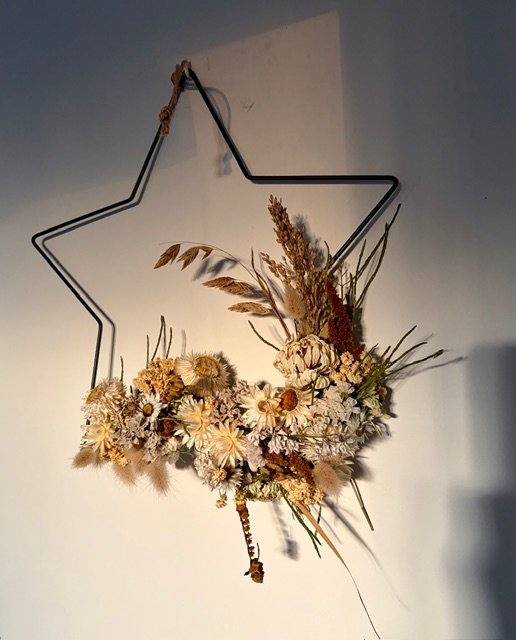 Couronne étoile en fleurs séchées (1).jpeg