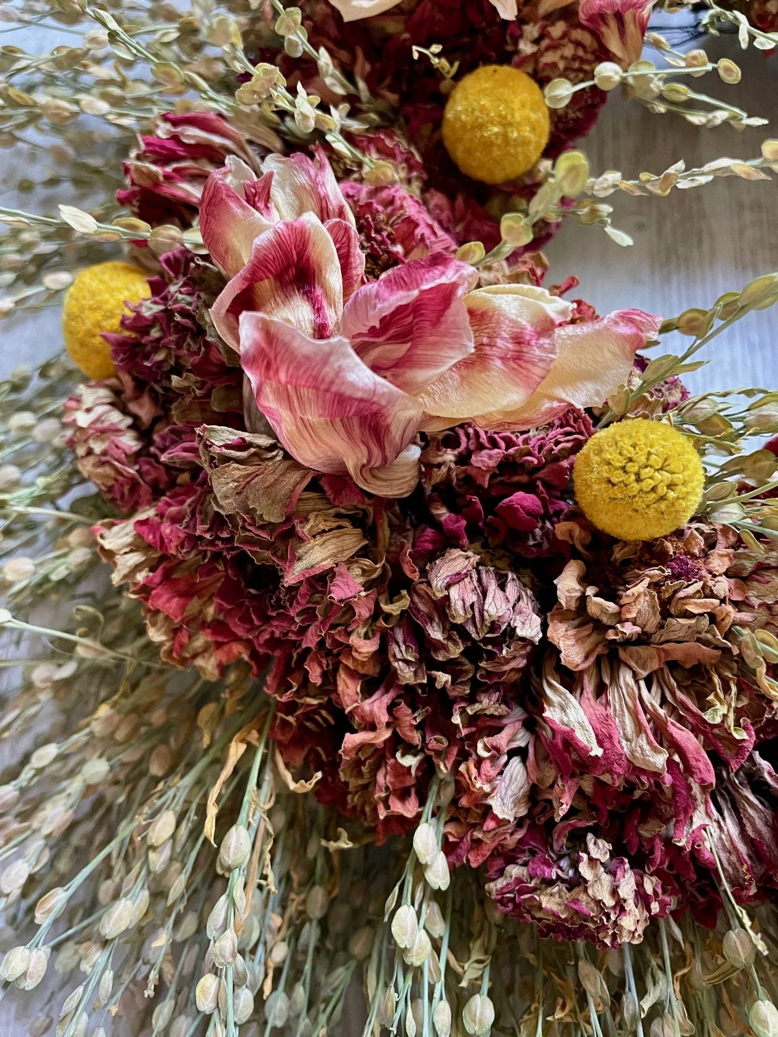 Couronne de fleurs séchées close up