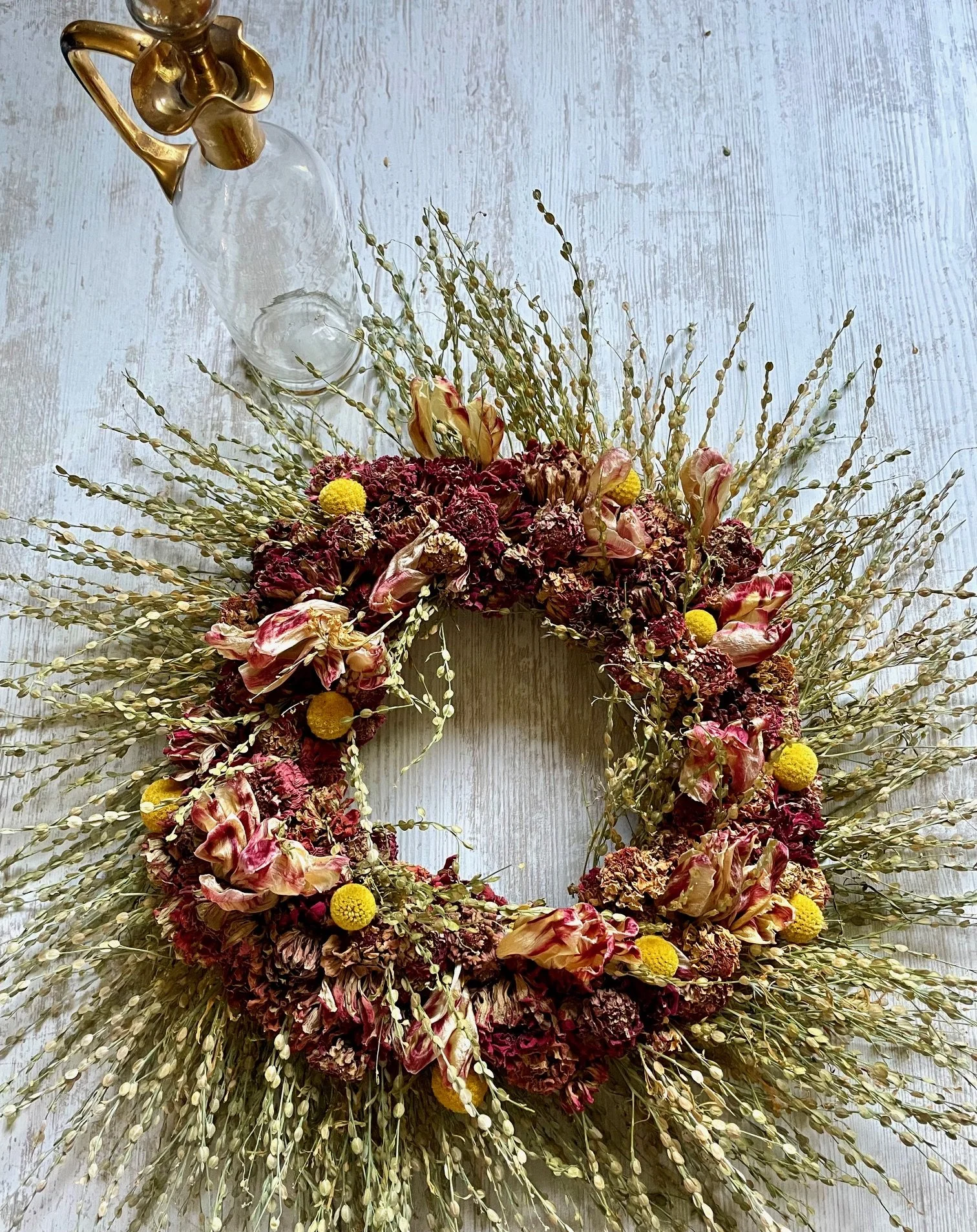 Couronne de fleurs séchées rose corail carmin framboise jaune soleil