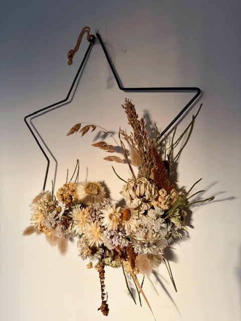 Couronne étoile en fleurs séchées (3).jpeg