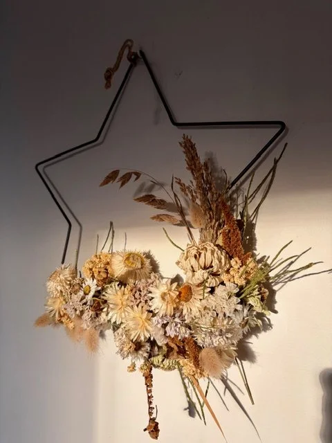 Couronne étoile en fleurs séchées (4).jpeg