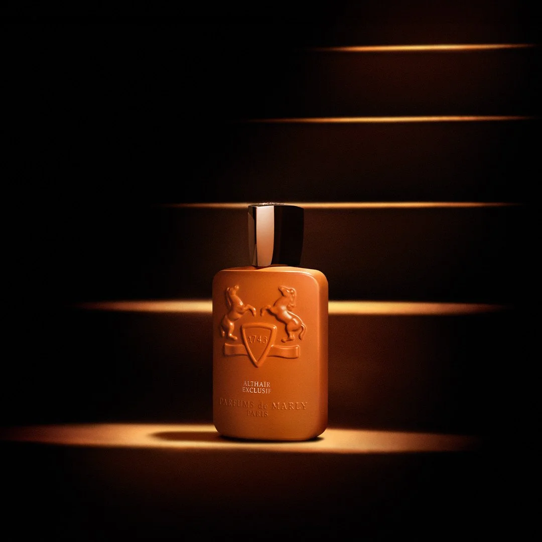 Altha&iuml;r Exclusif by Parfums de Marly opens with the velvety richness of amaretto, vibrant bergamot and the leathery warmth of saffron. At its heart, delicate orange blossom intertwines with warm cinnamon, cardamom and indulgent praline, before s