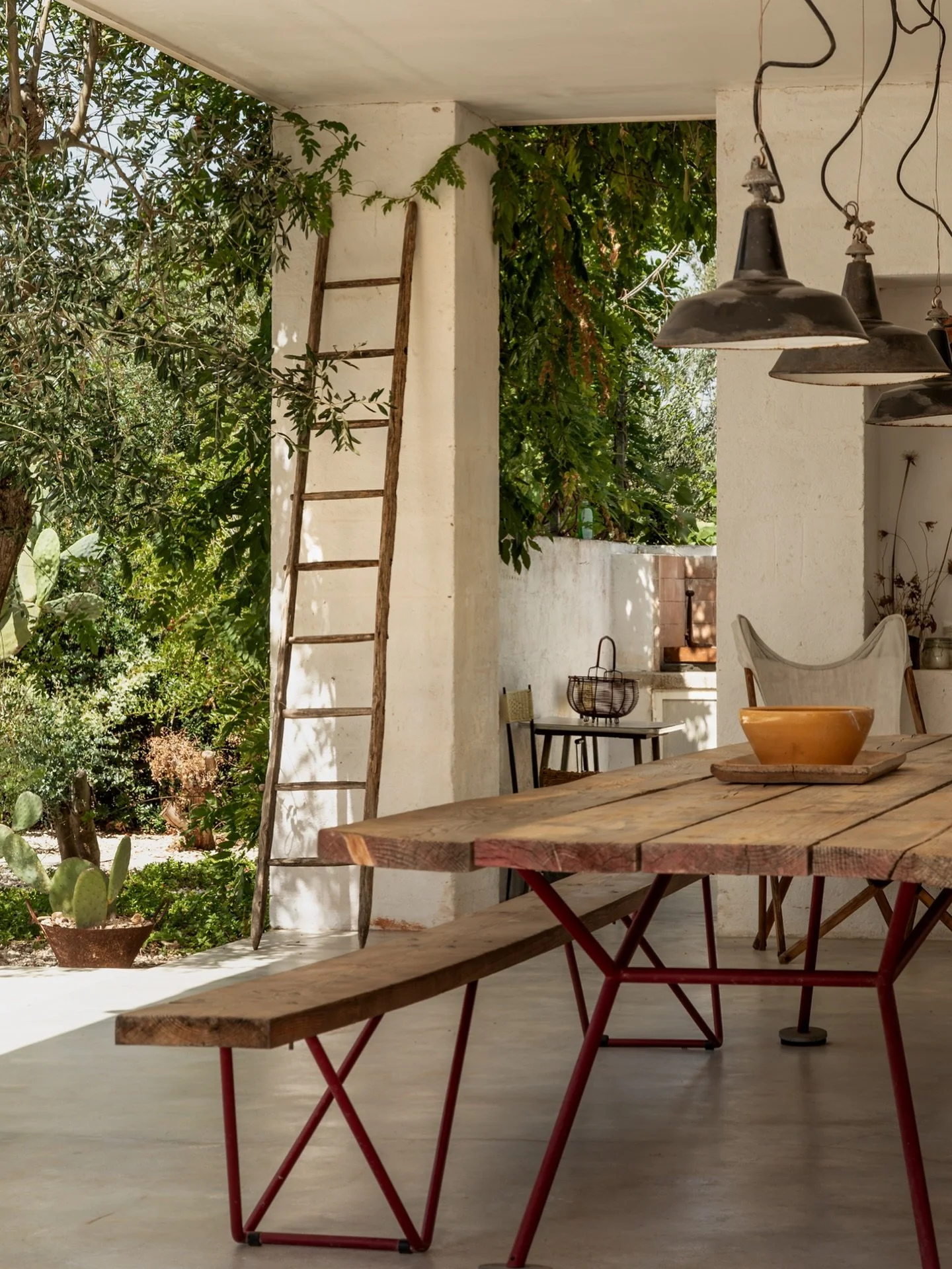 Location V. Now live on our website. A magical mix of rustic Pugliese charm at the front and modern pool and surrounding terraces. Fabulous mature planting. Particularly well suited for external shoots, a vast array of areas to set up and work in. Se