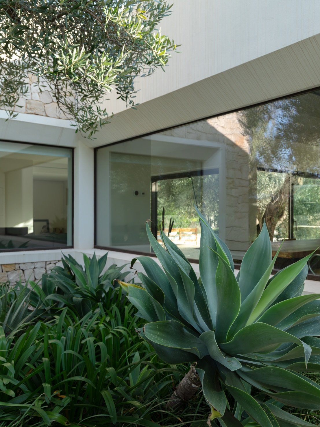 Photographer-curated shoot locations in Puglia.

With nearly two decades as an interiors and architecture photographer, I assess properties not just for beauty &mdash; but for how they truly work on set.

Light, flow, scale, access and versatility al