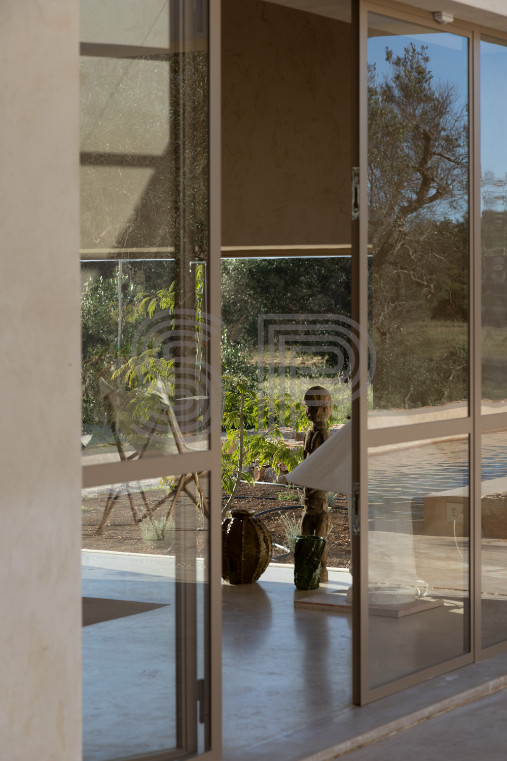 Modern villa shoot location in Puglia with floor-to-ceiling glazing and swimming pool