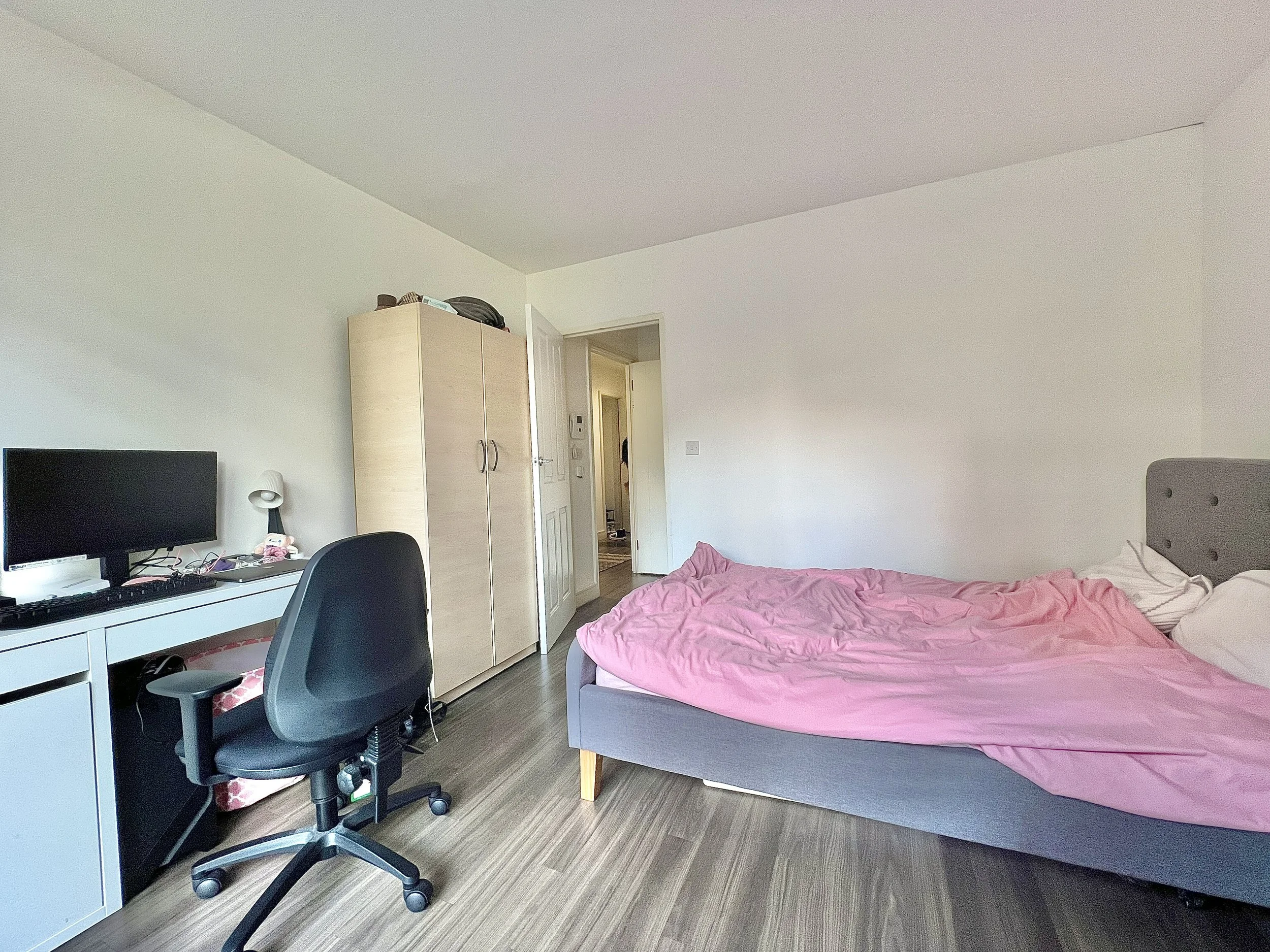 2 Bedrooms Flat - Copenhagen Court