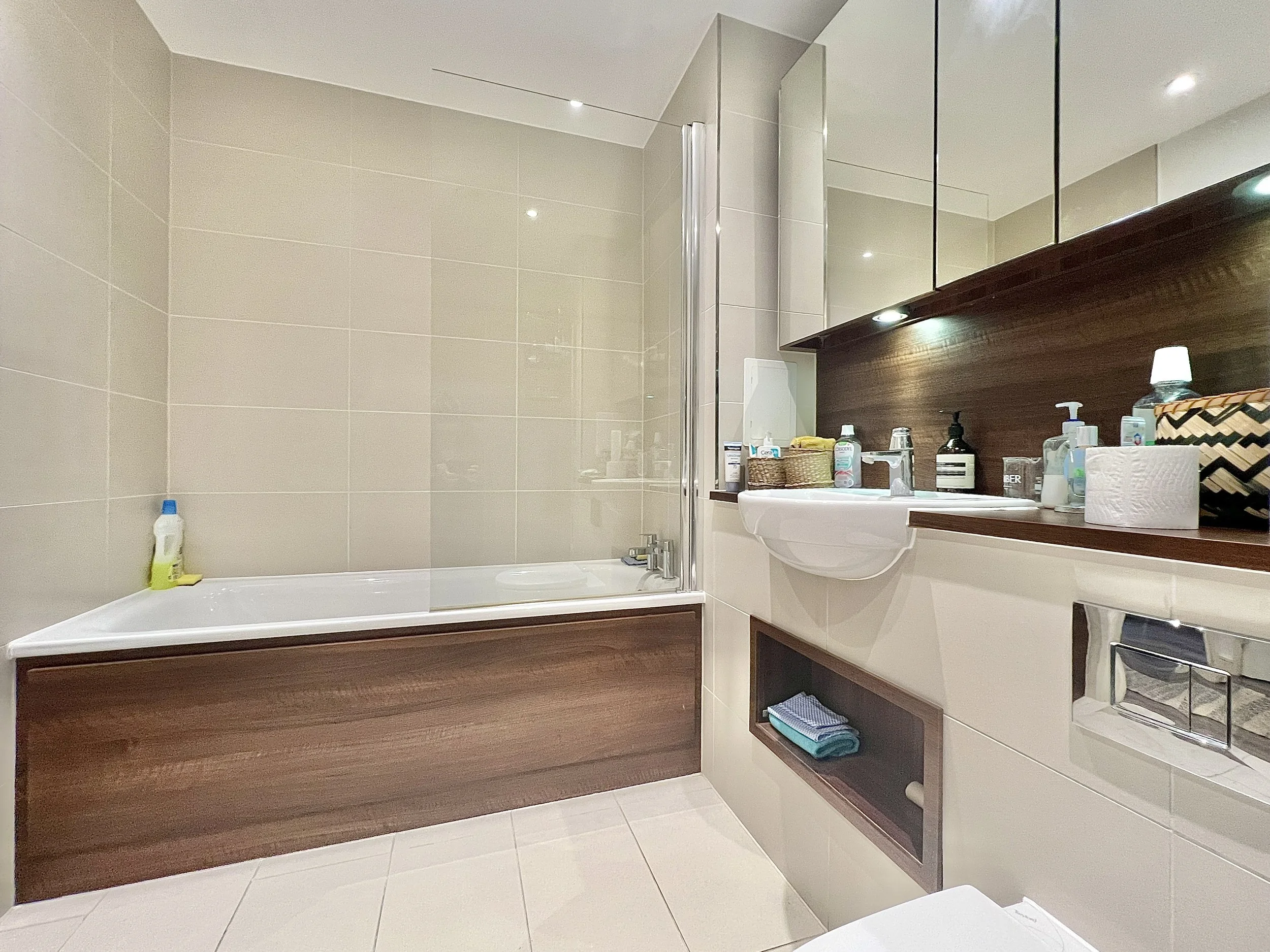 2 Bedrooms Flat - Copenhagen Court