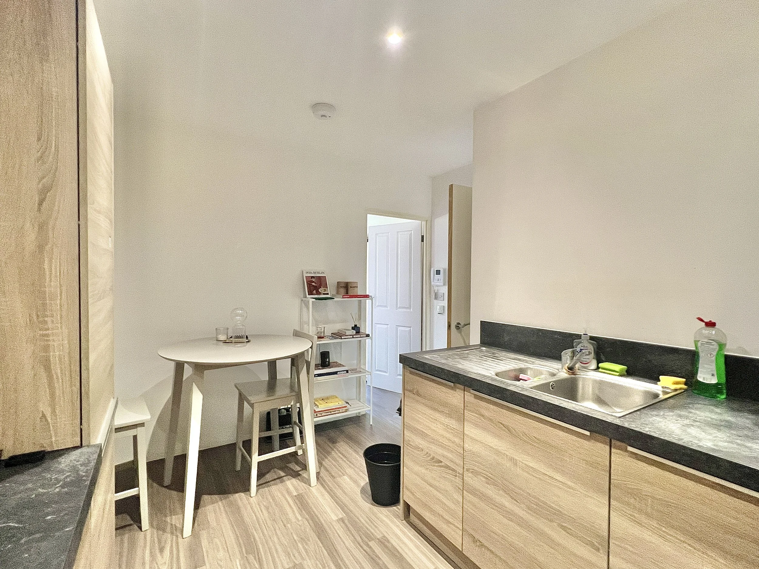 2 Bedrooms Flat - Copenhagen Court