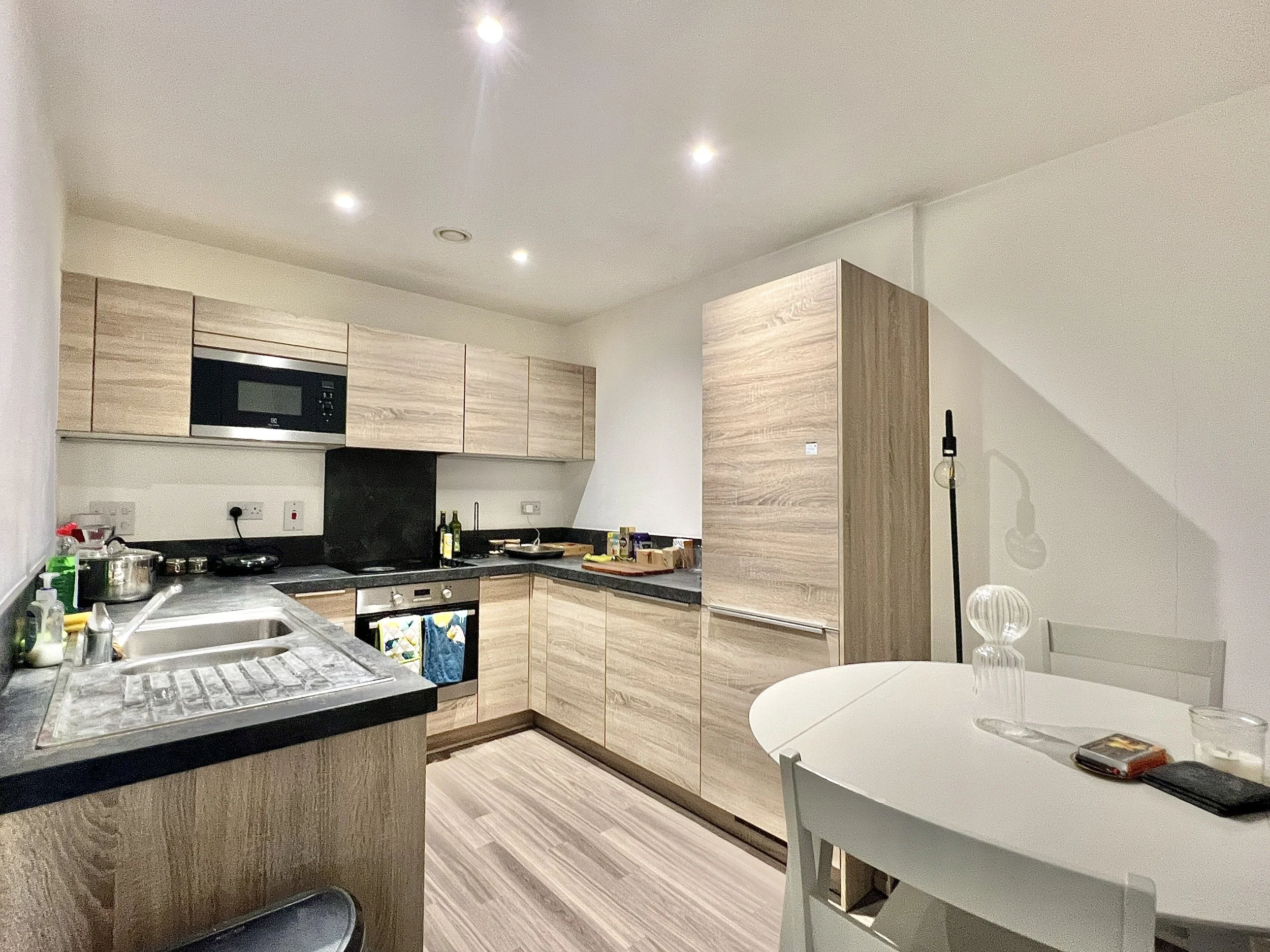 2 Bedrooms Flat - Copenhagen Court