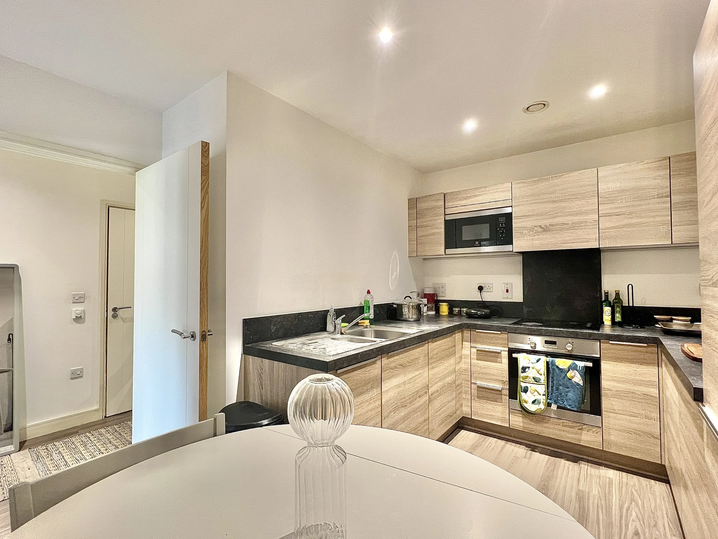 2 Bedrooms Flat - Copenhagen Court