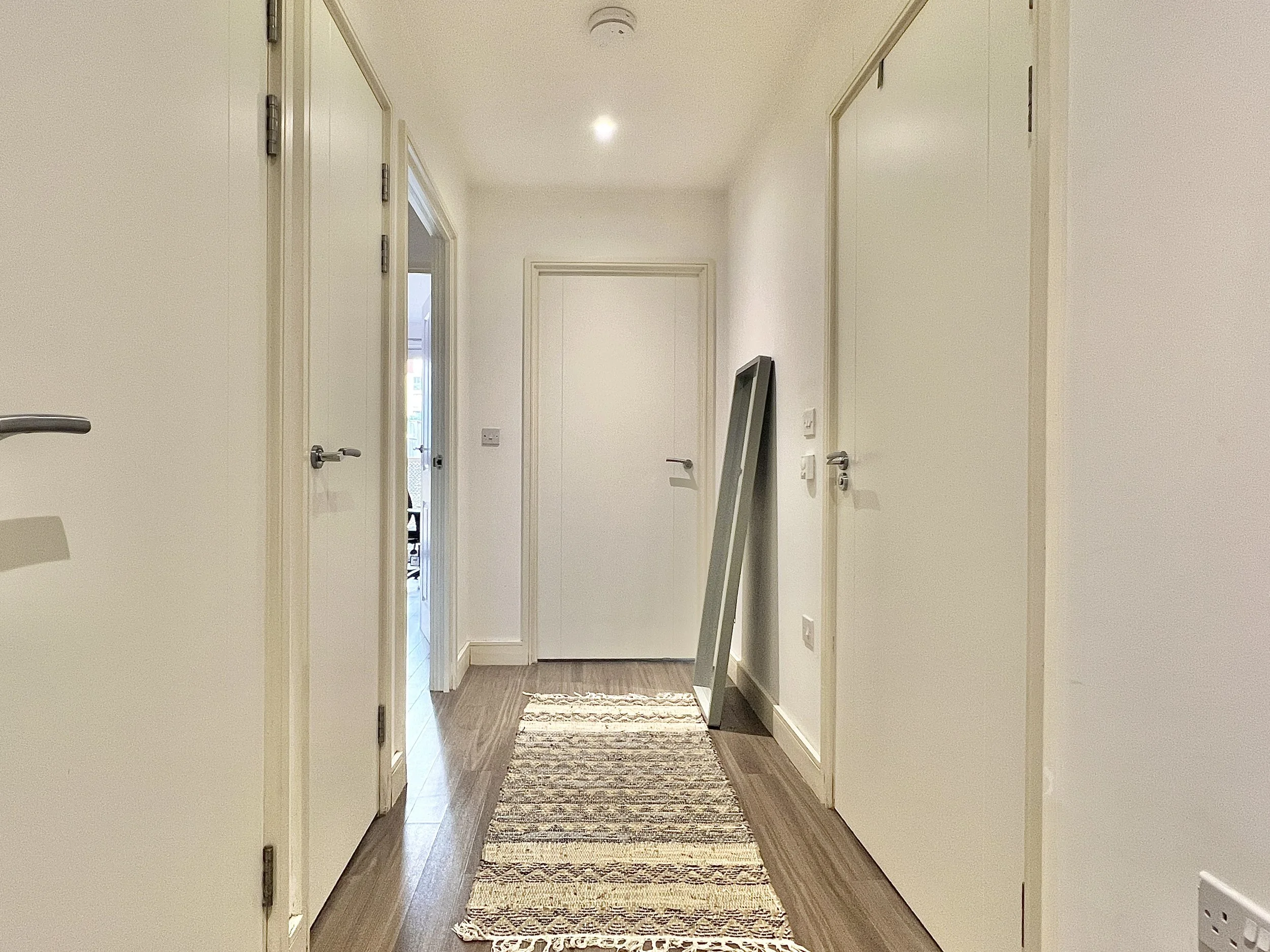 2 Bedrooms Flat - Copenhagen Court