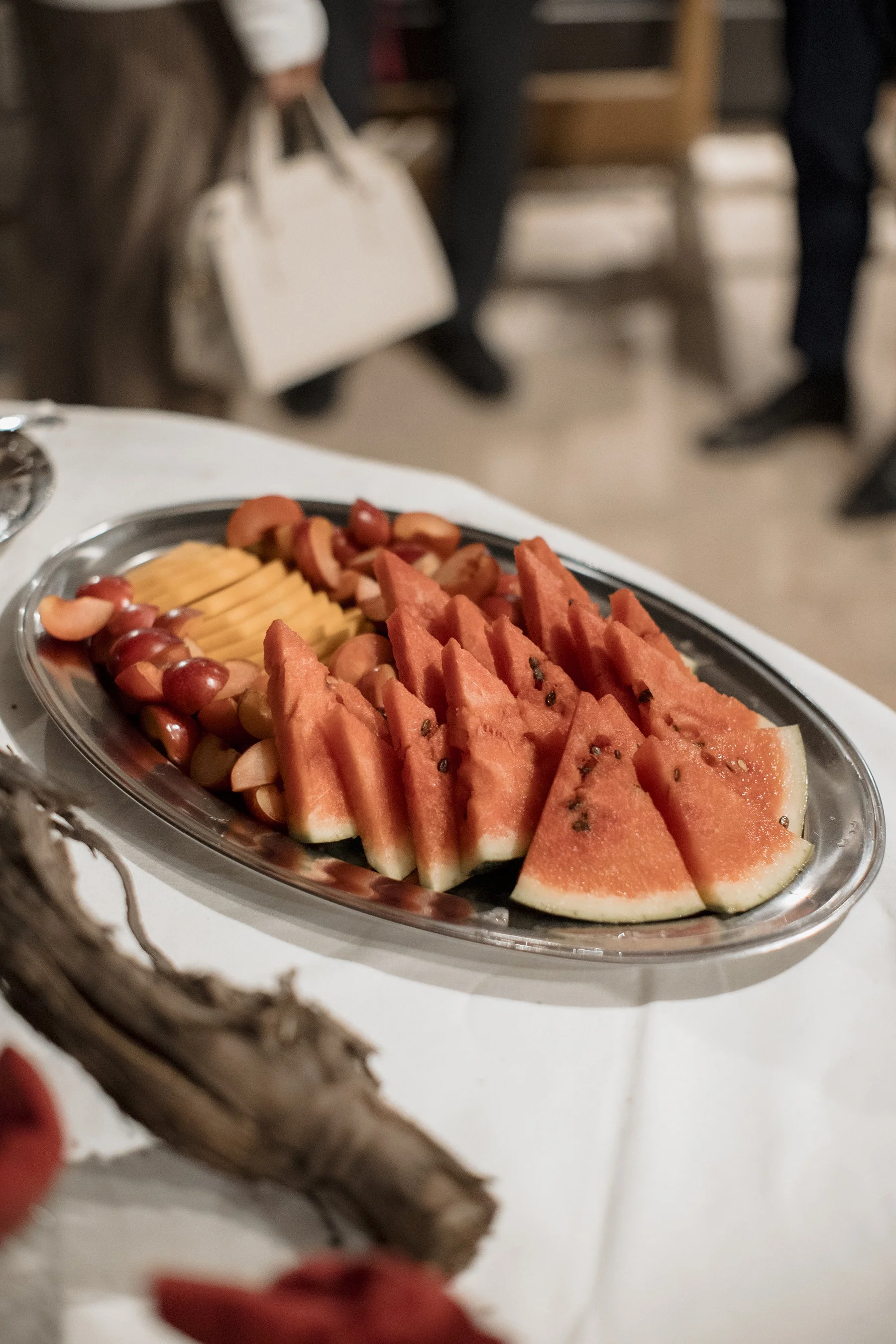 Fetta di anguria e frutta mista su un piatto d'argento.