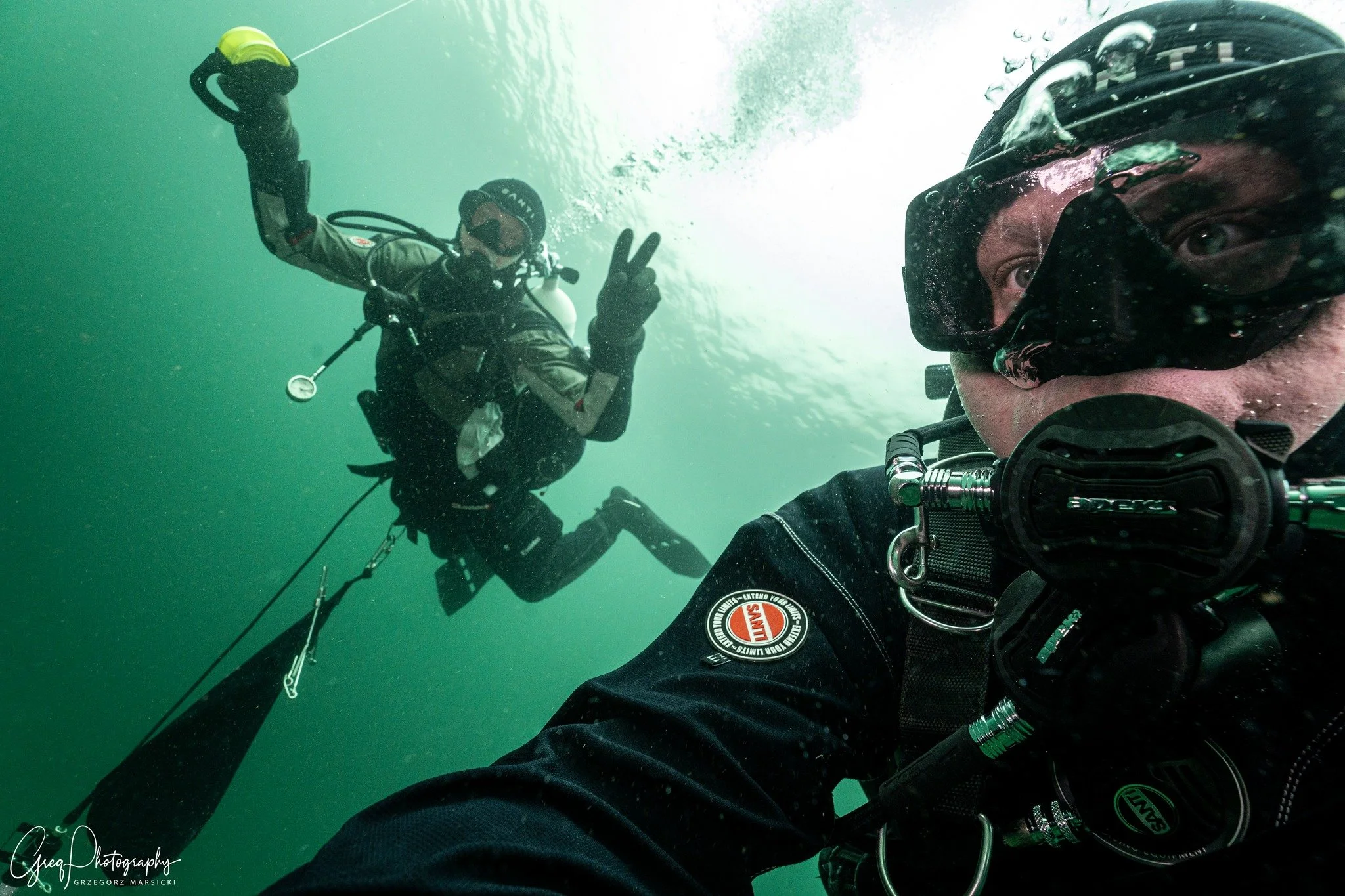 to dykkere som tar en selfie under vann.