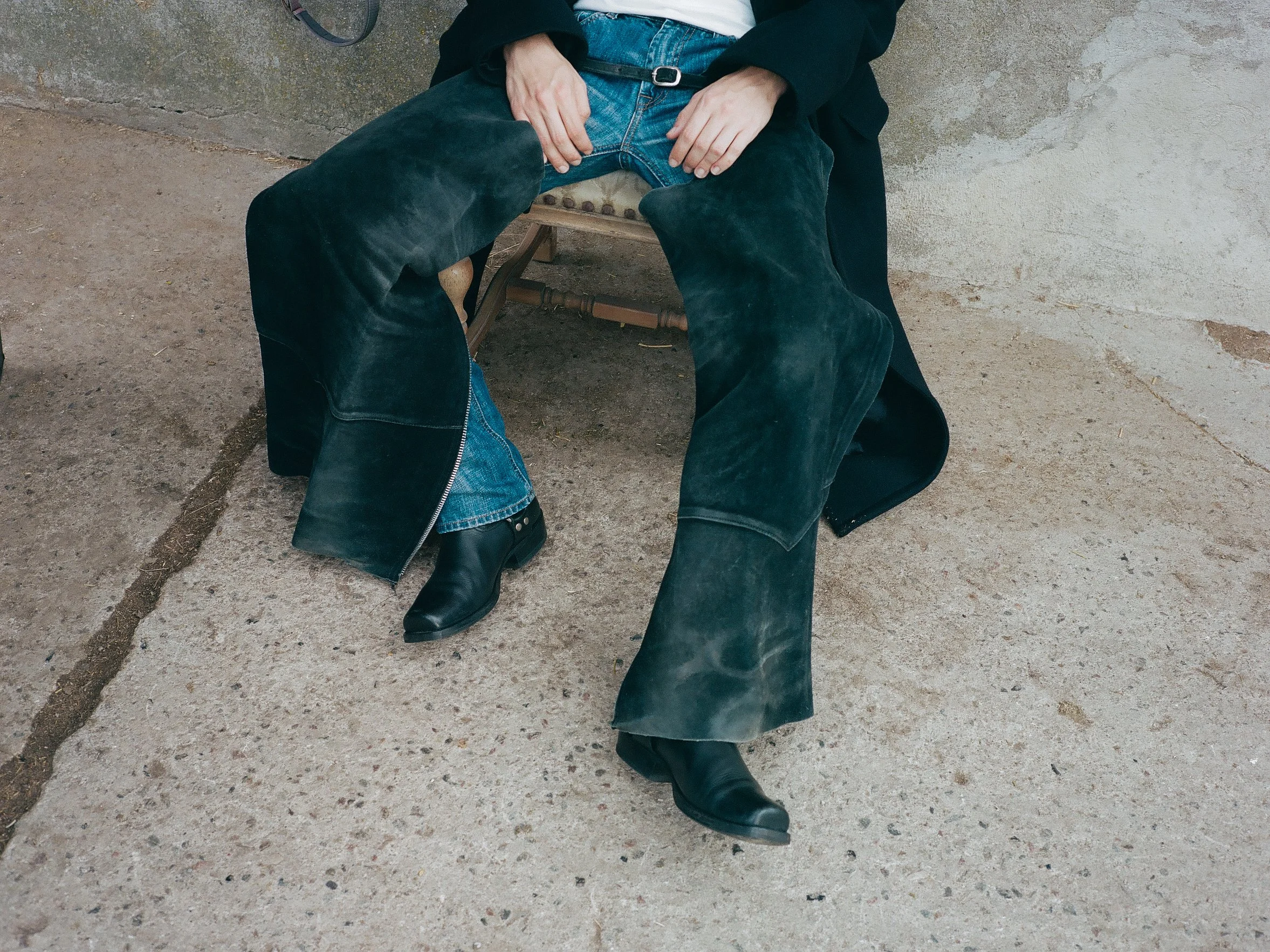 Coat: Isabel Benenato AW2018, (Vintage selection by Knud
Peters)
T-Shirt: Dries Van Noten
Jeans: Acne Studios
Leather Chaps: Vintage 1980s Western-Chaps, (Vintage
selection by Knud Peters)
Boots: Sancho, (Vintage selection by Knud Peters)